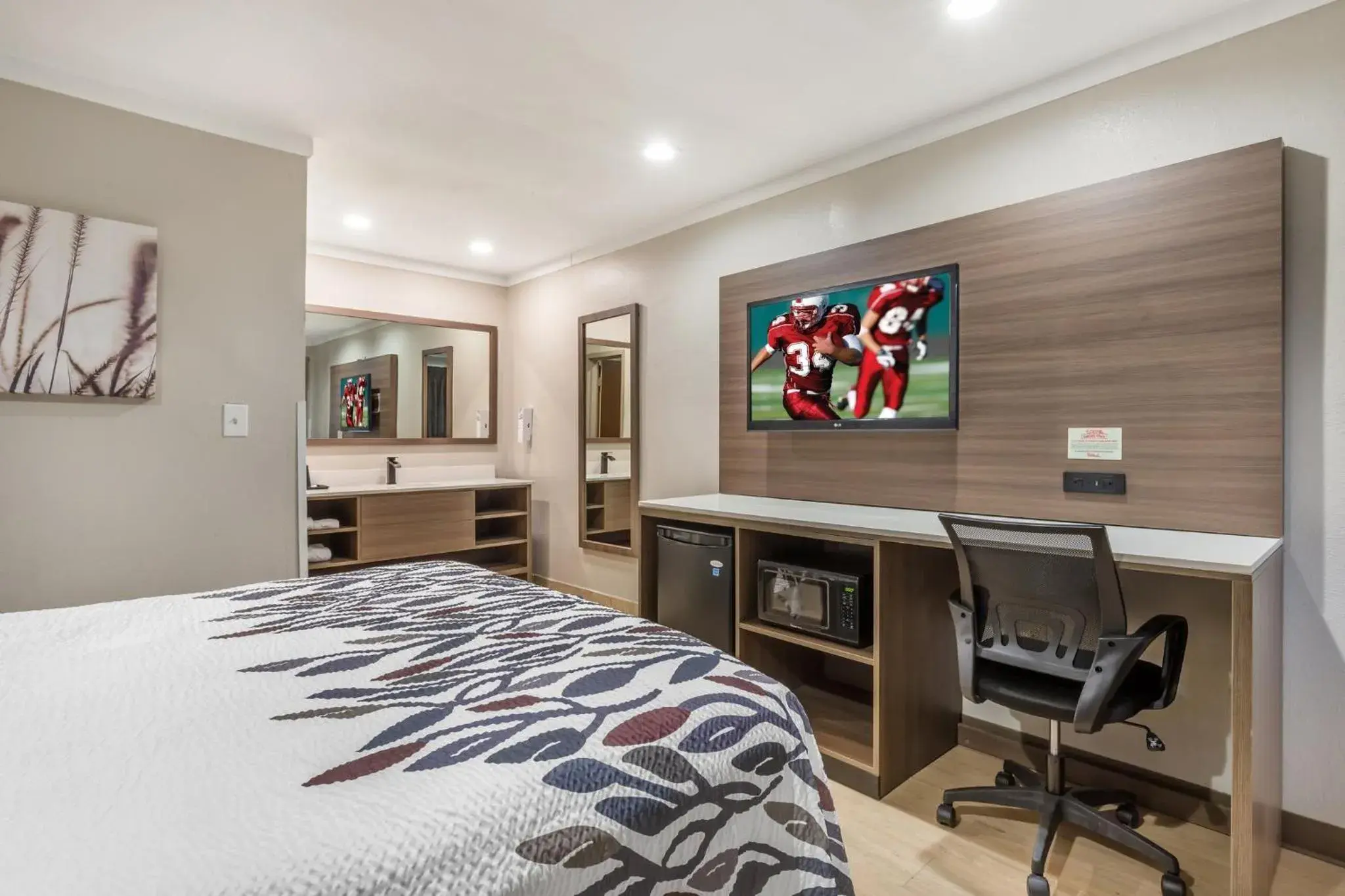 Photo of the whole room, Bed in Red Roof Inn Raleigh Northeast - Downtown Photo of the whole room, Bed in Red Roof Inn Raleigh Northeast - Downtown