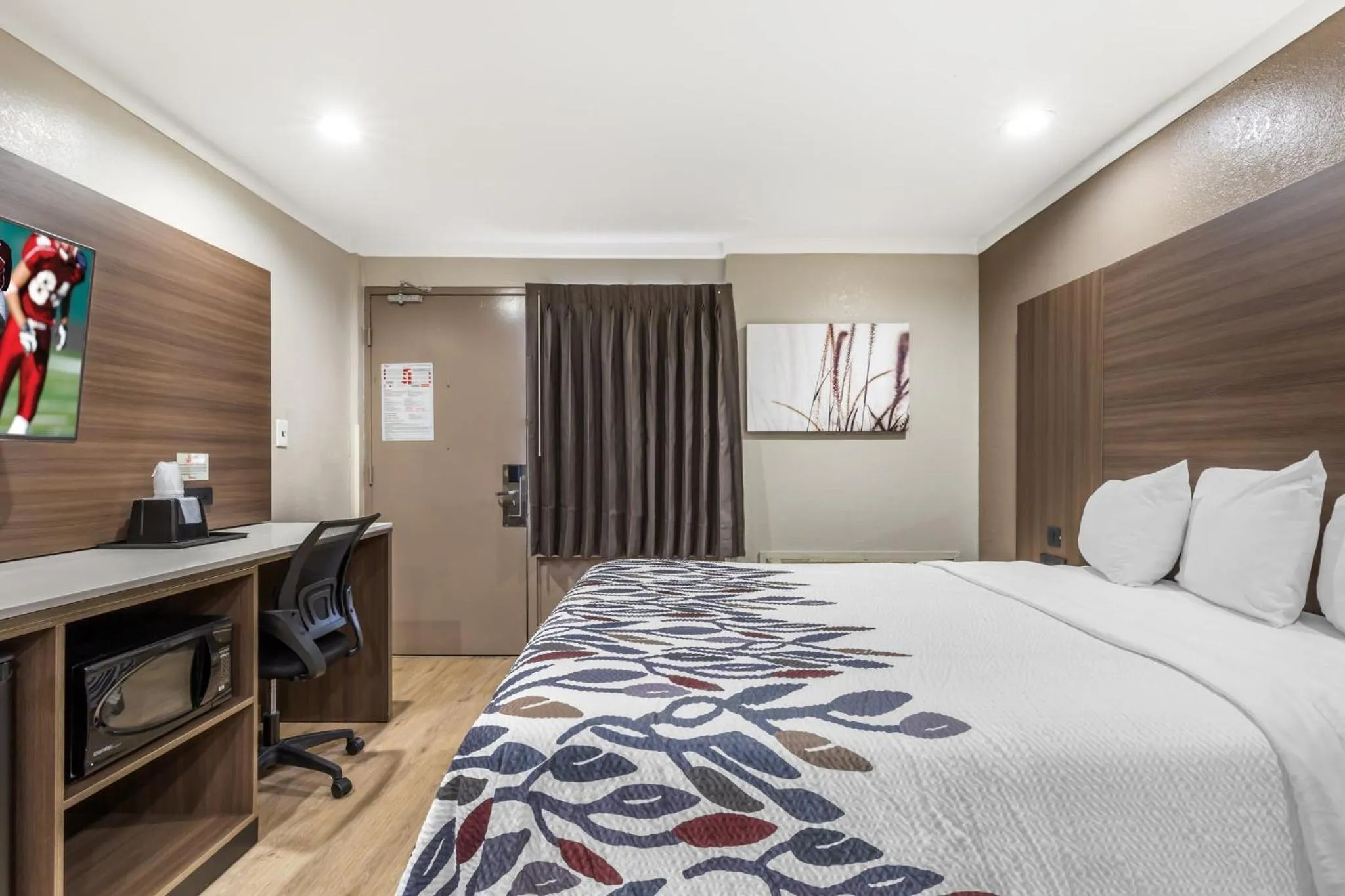 Photo of the whole room, Bed in Red Roof Inn Raleigh Northeast - Downtown