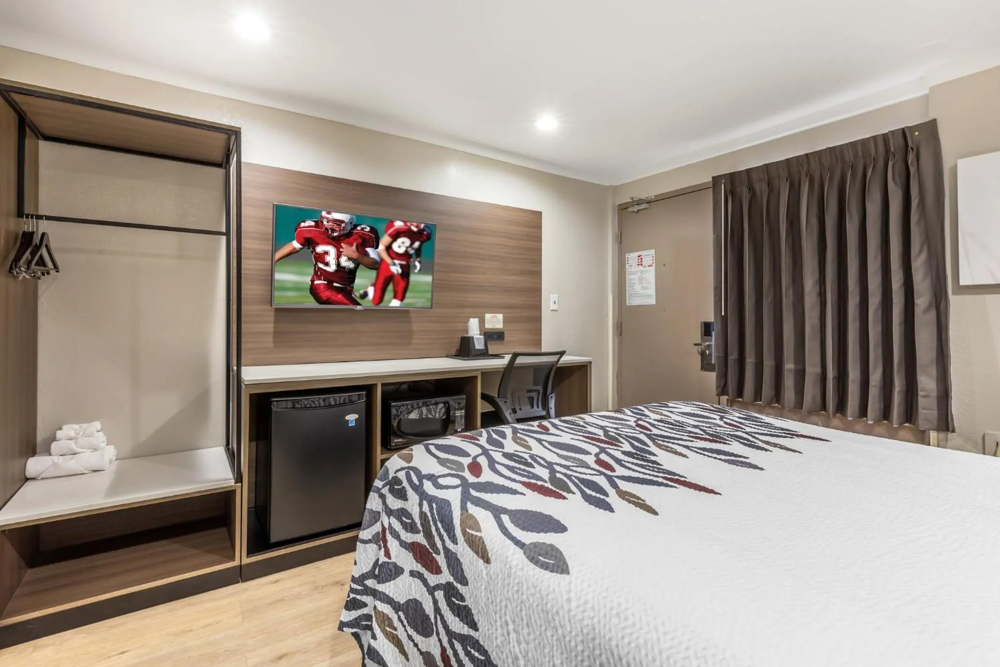 Photo of the whole room, Bed in Red Roof Inn Raleigh Northeast - Downtown