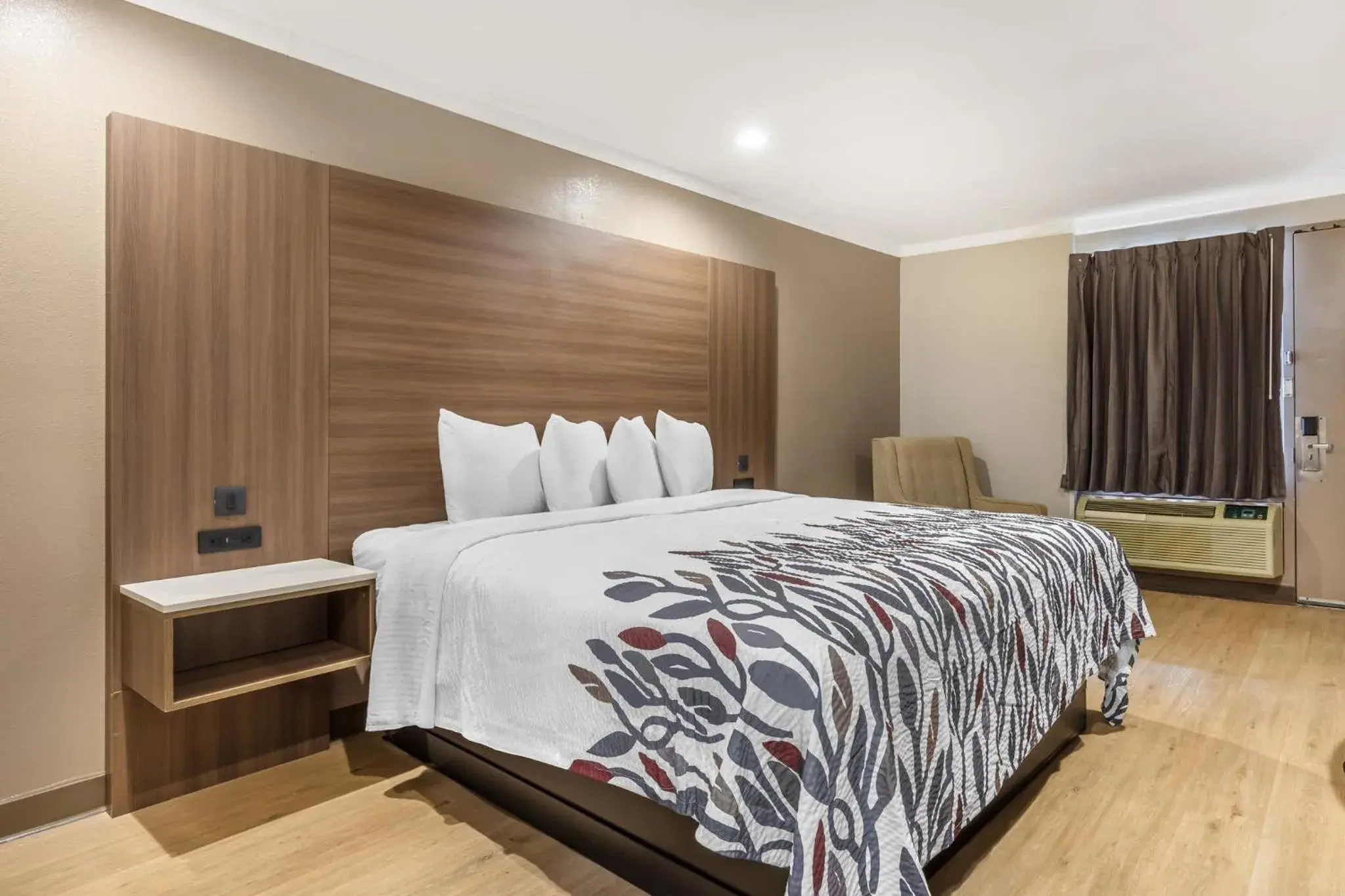 Superior King Room Smoking in Red Roof Inn Raleigh Northeast - Downtown Superior King Room Smoking in Red Roof Inn Raleigh Northeast - Downtown