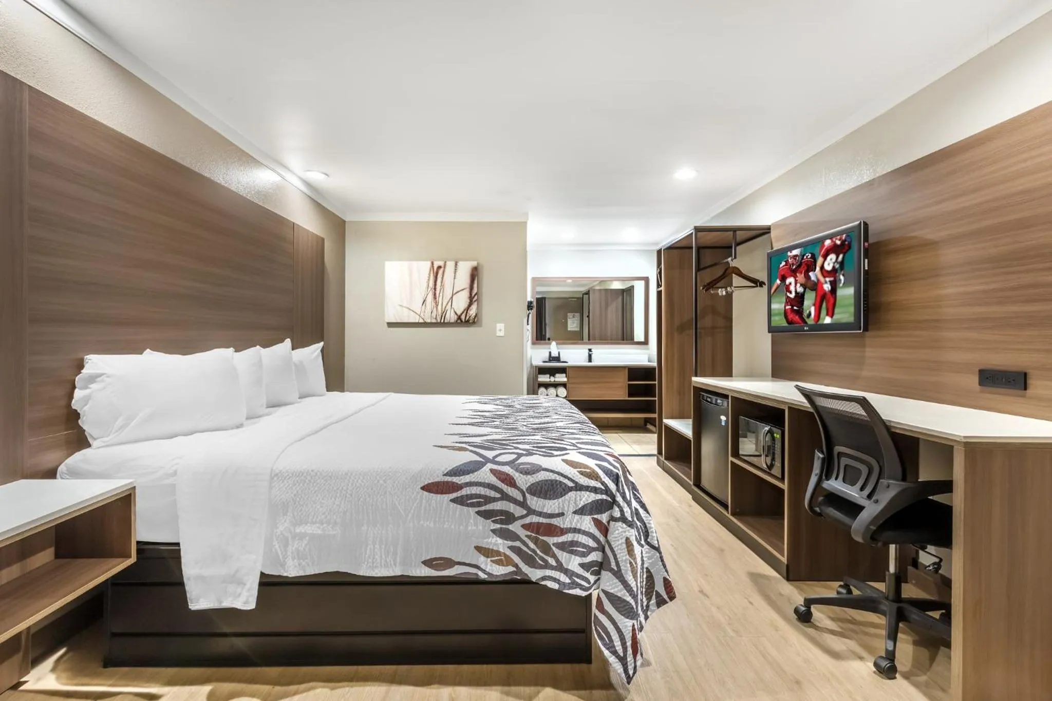 Photo of the whole room, Bed in Red Roof Inn Raleigh Northeast - Downtown