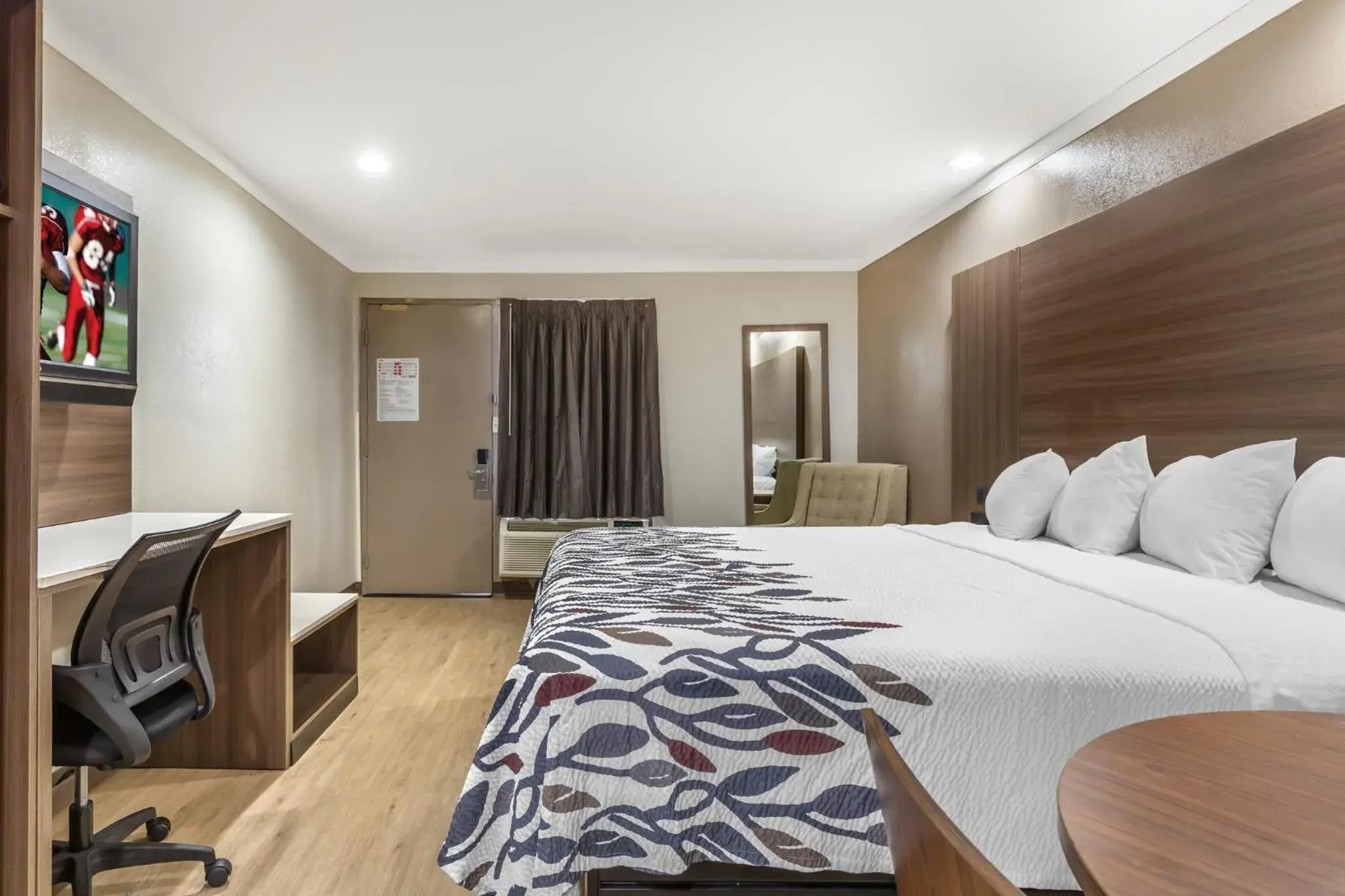 Deluxe King with Kitchen Smoking in Red Roof Inn Raleigh Northeast - Downtown Deluxe King with Kitchen Smoking in Red Roof Inn Raleigh Northeast - Downtown