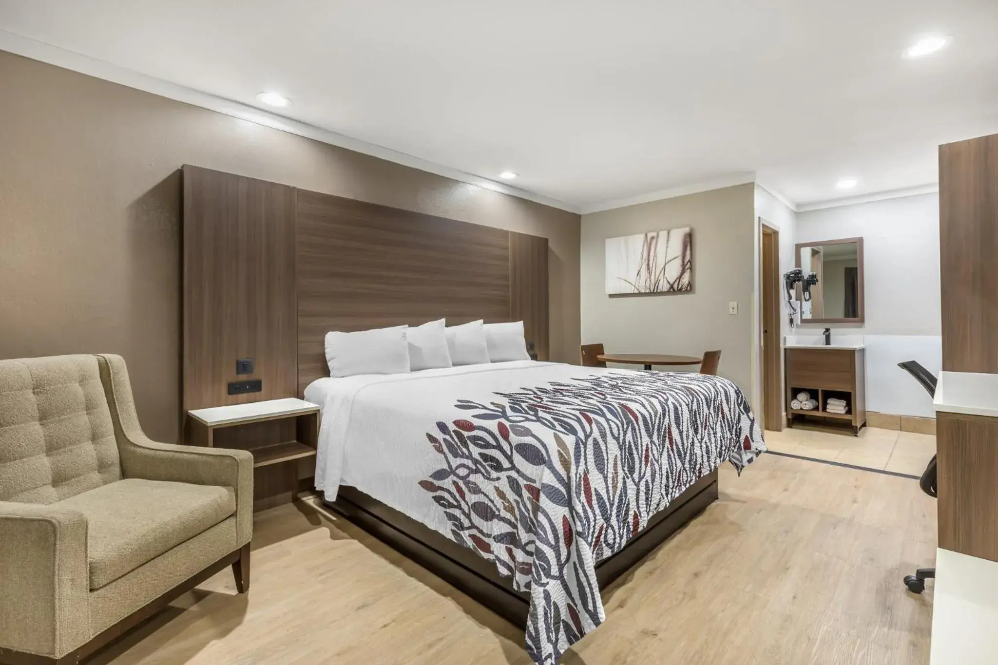 Deluxe King Room with Kitchen Non-Smoking in Red Roof Inn Raleigh Northeast - Downtown Deluxe King Room with Kitchen Non-Smoking in Red Roof Inn Raleigh Northeast - Downtown