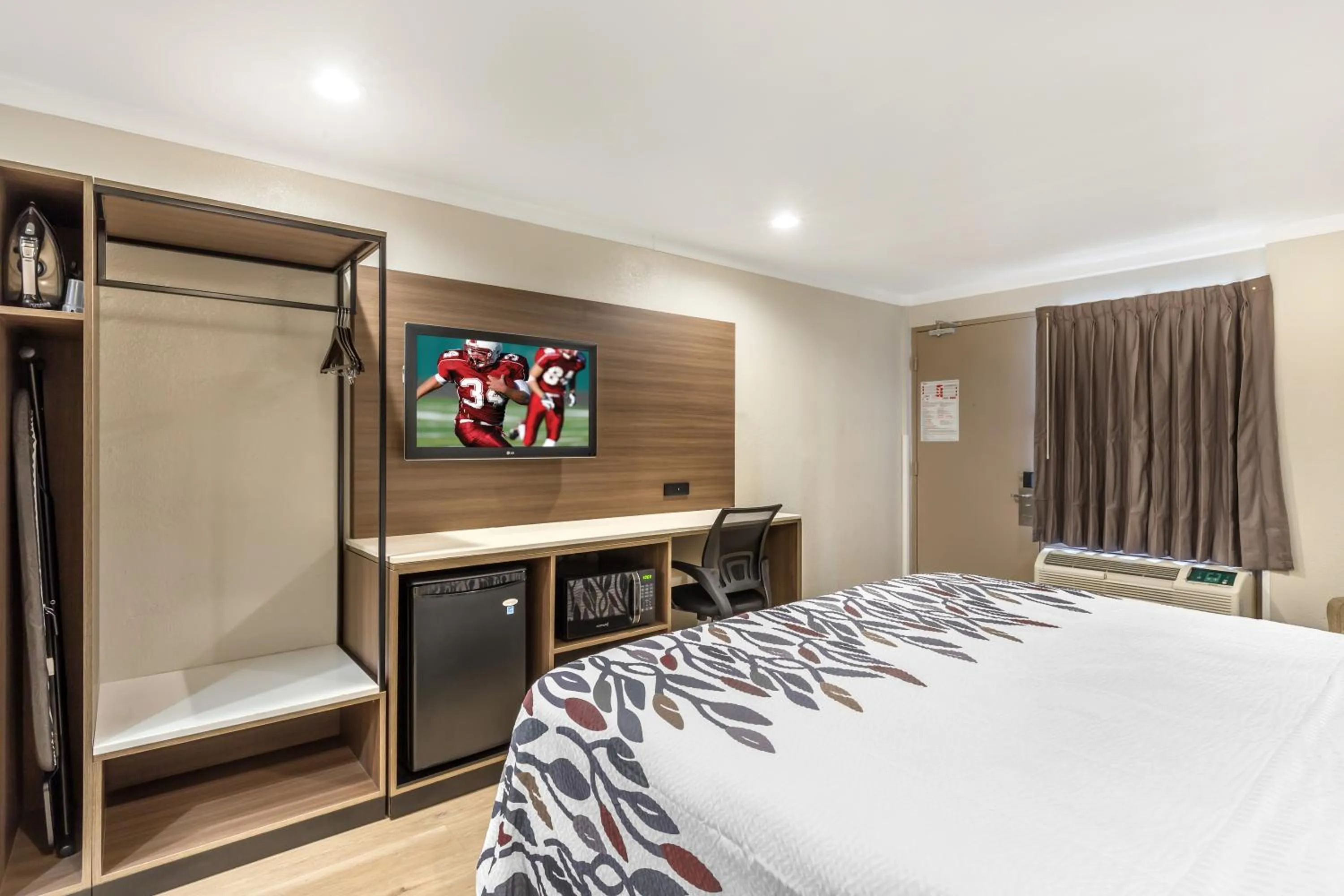 TV and multimedia, Bed in Red Roof Inn Raleigh Northeast - Downtown