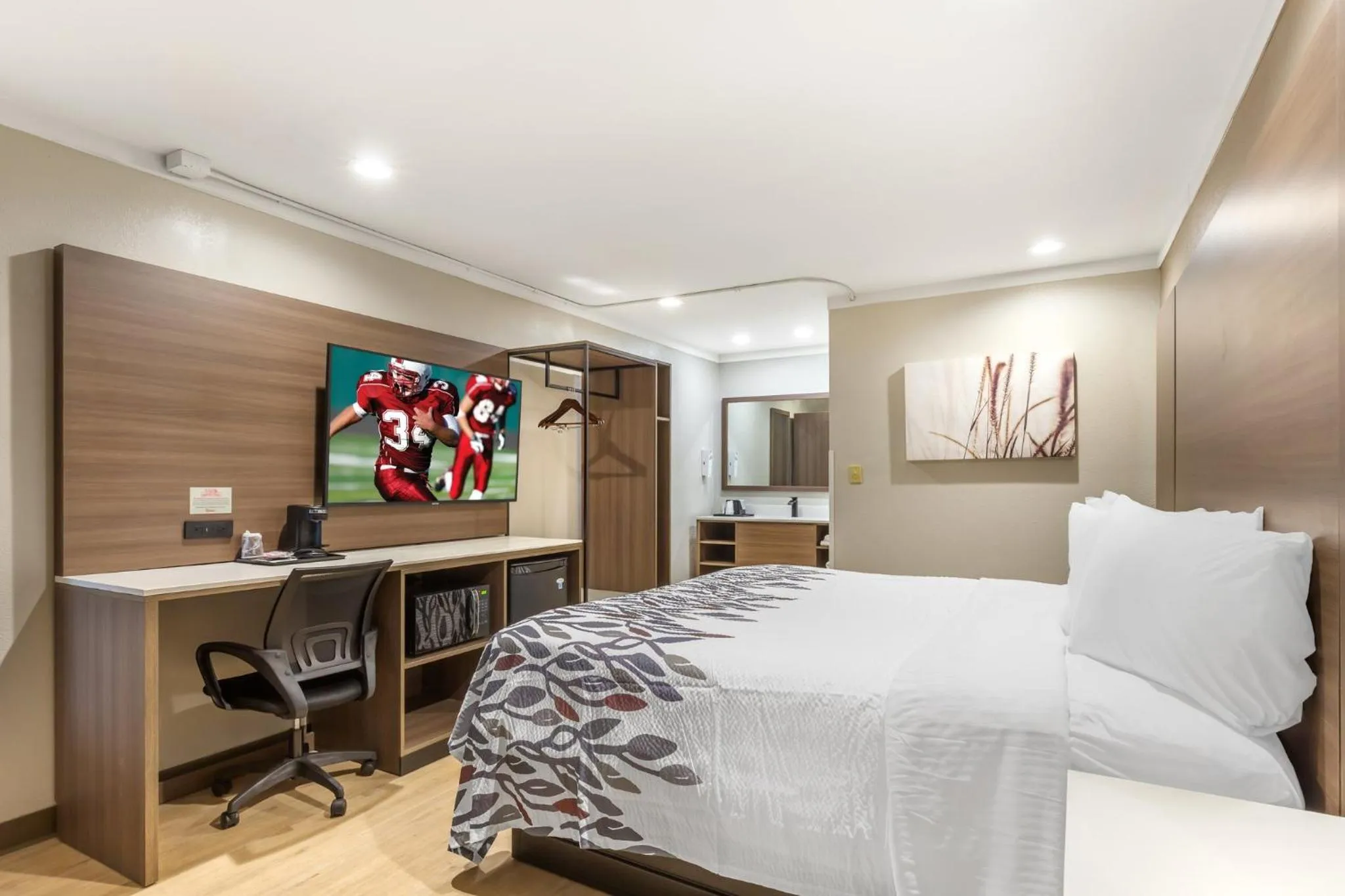 Bedroom, Bed in Red Roof Inn Raleigh Northeast - Downtown