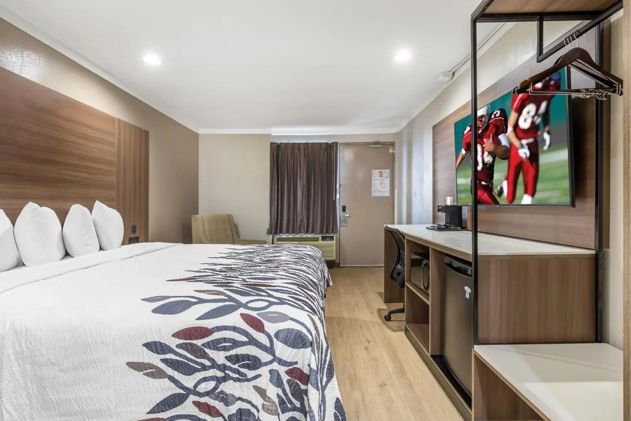 Bedroom, Bed in Red Roof Inn Raleigh Northeast - Downtown Bedroom, Bed in Red Roof Inn Raleigh Northeast - Downtown