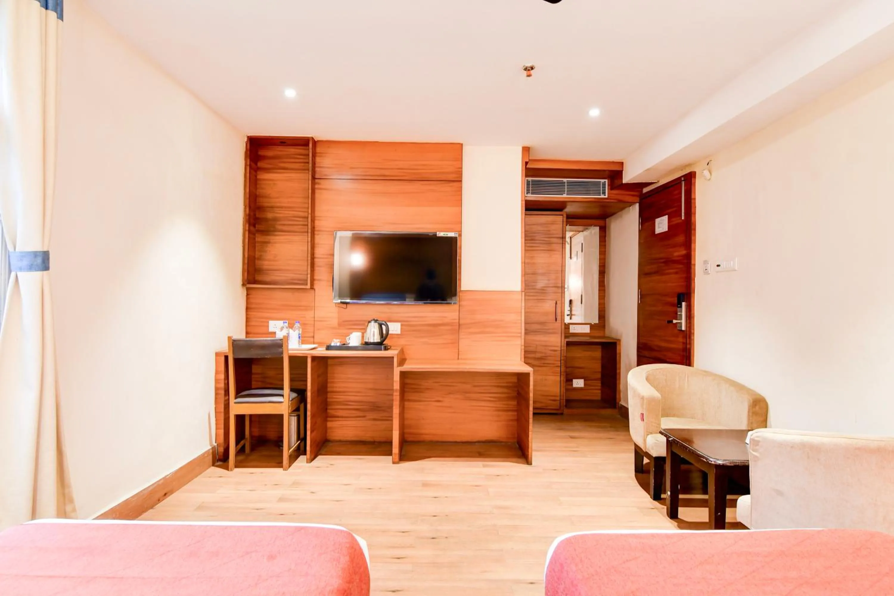 Photo of the whole room in Hotel King's Crown