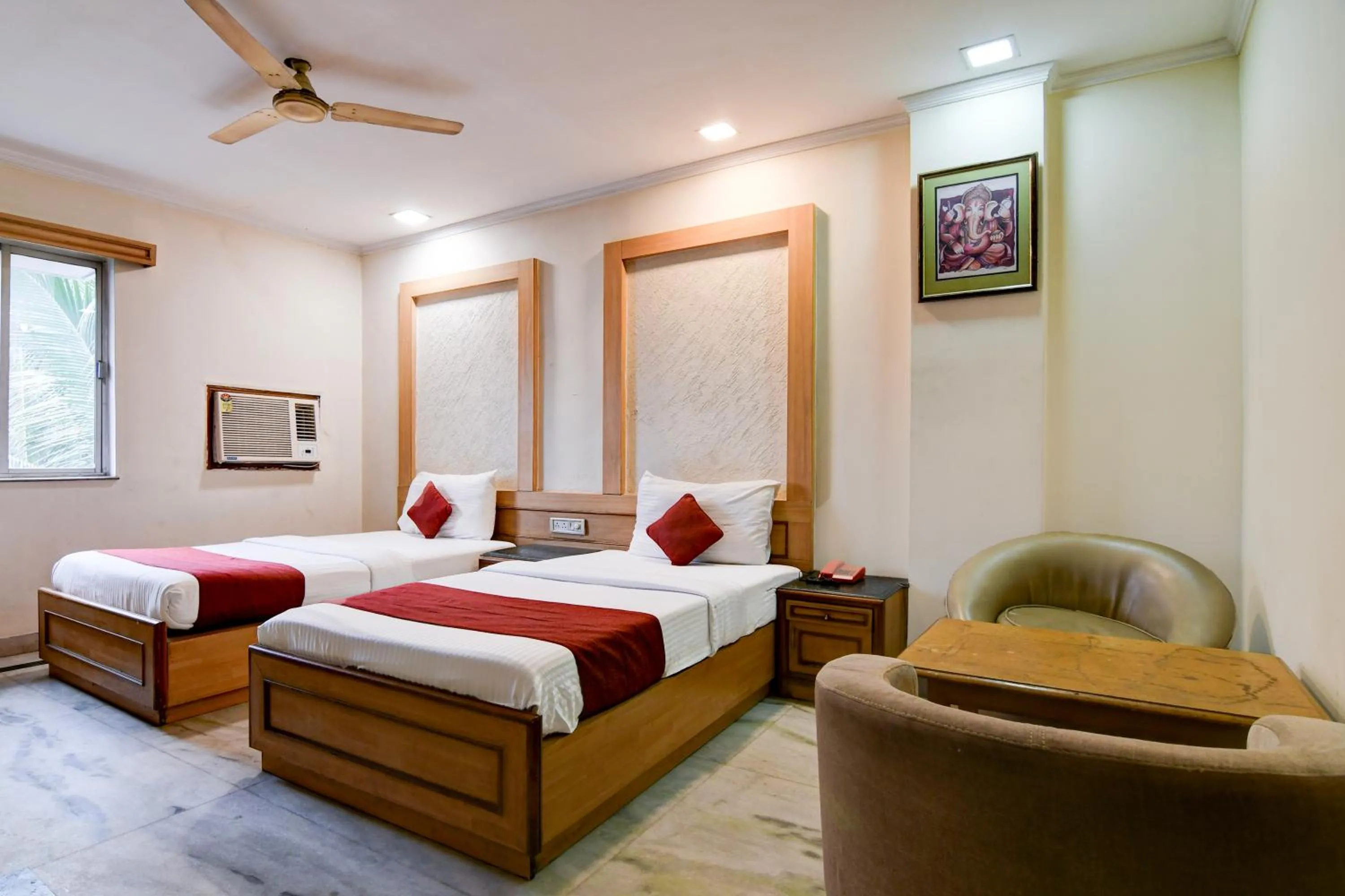 Photo of the whole room in Hotel King's Crown