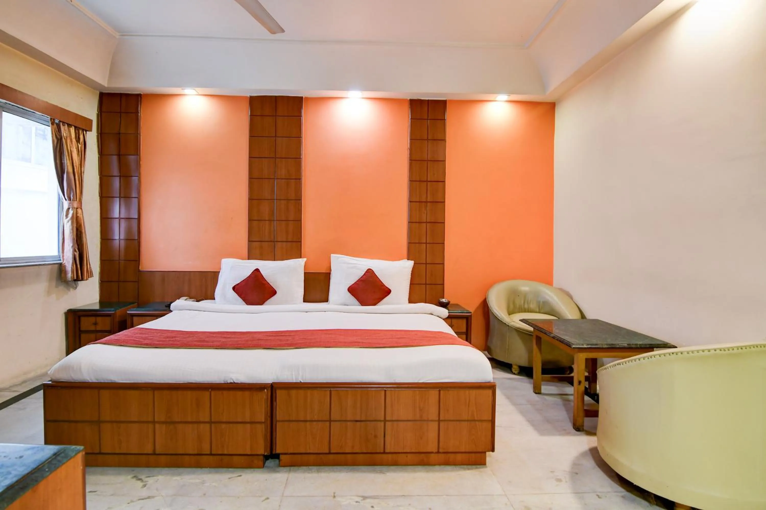 Photo of the whole room in Hotel King's Crown