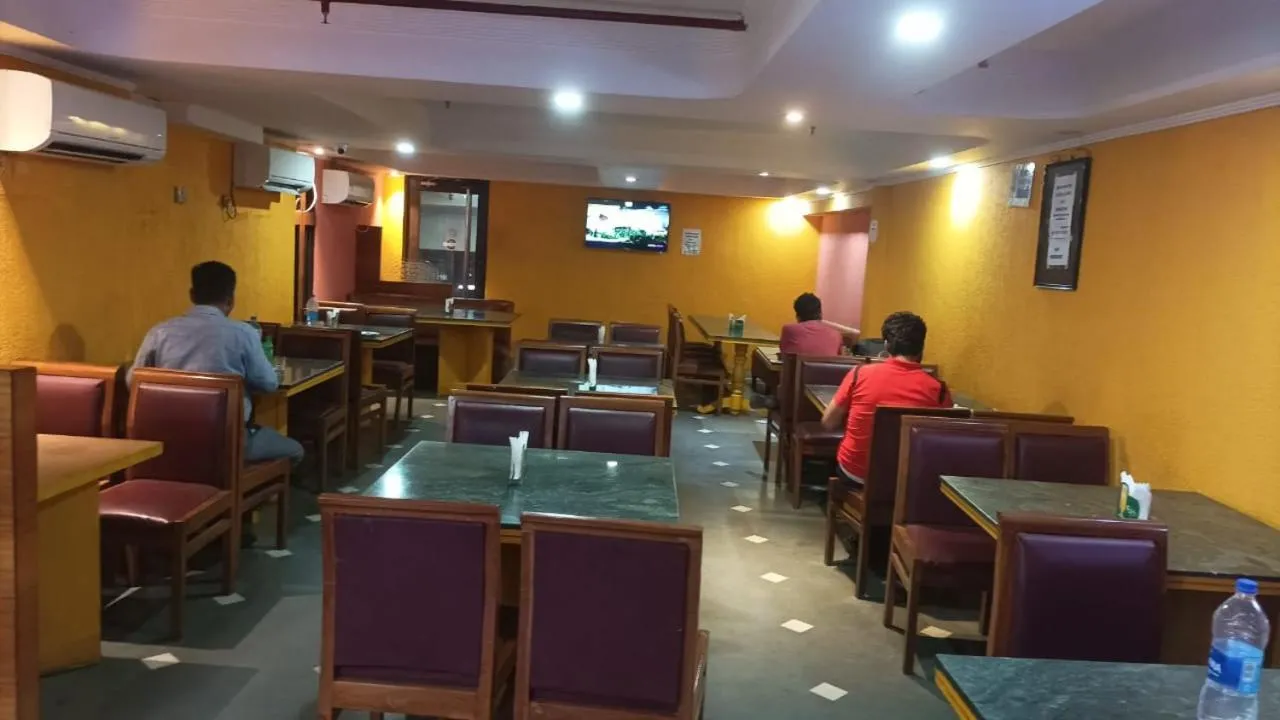 Restaurant/places to eat in Hotel King's Crown