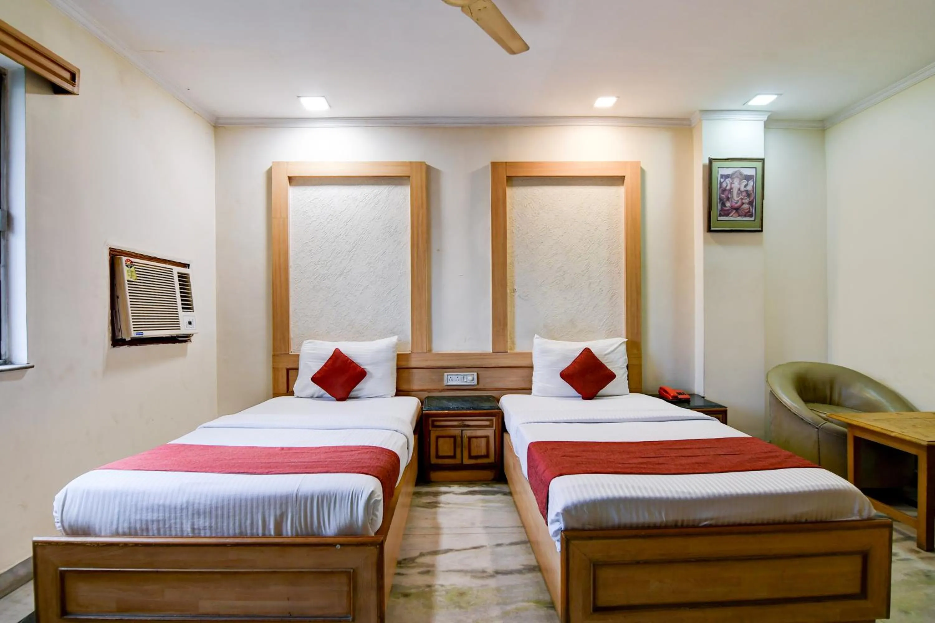 Photo of the whole room in Hotel King's Crown