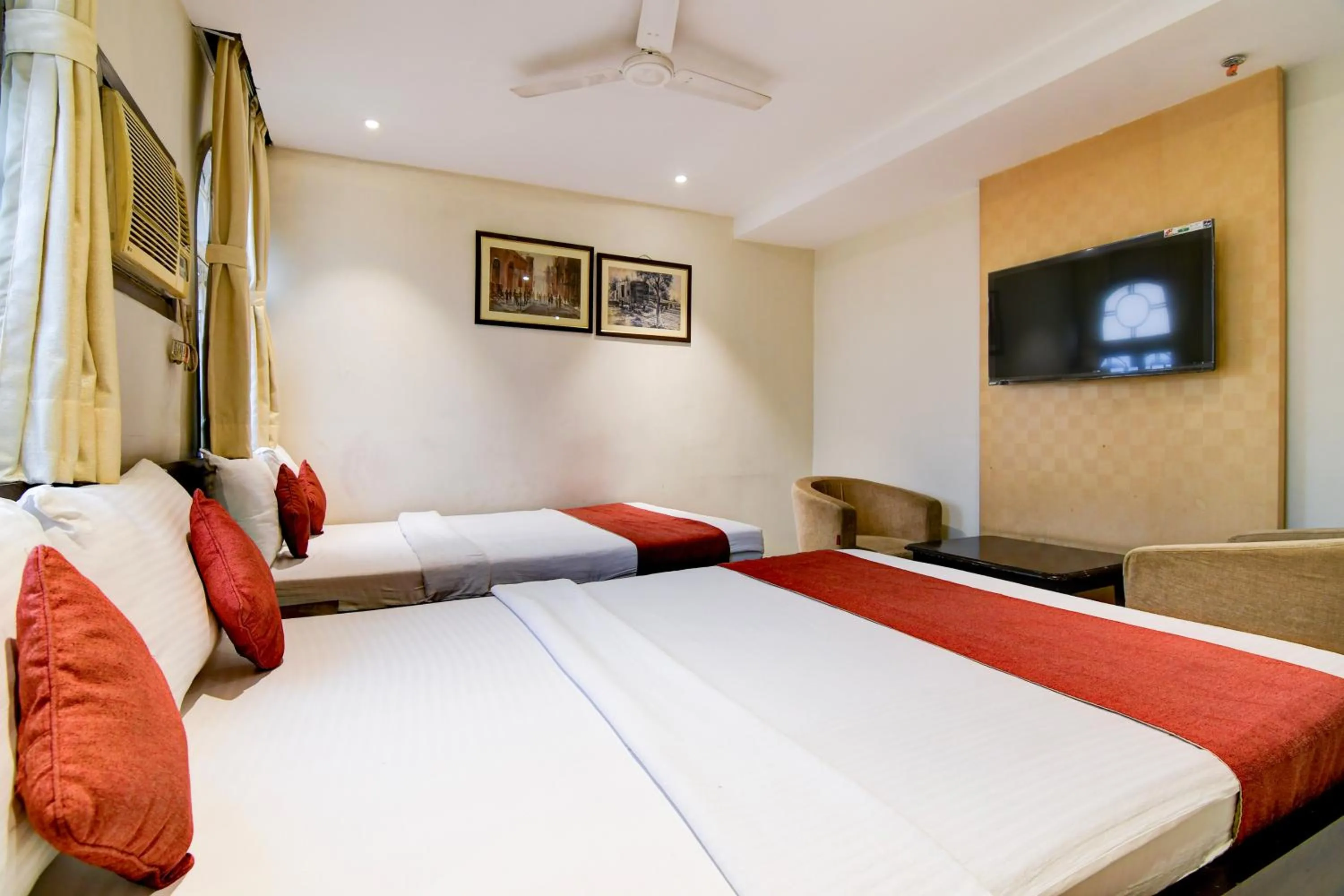 Photo of the whole room in Hotel King's Crown