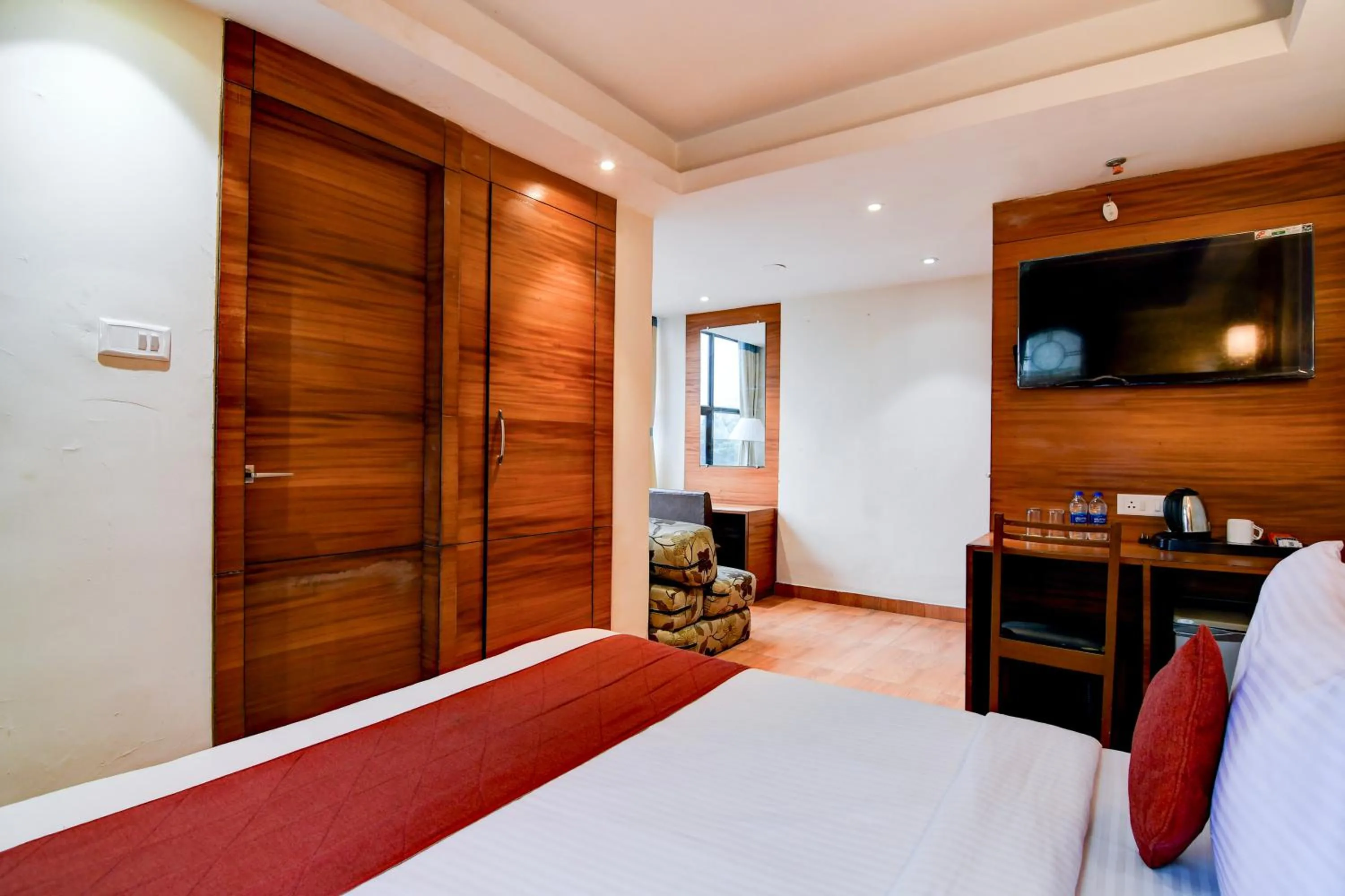 Photo of the whole room in Hotel King's Crown