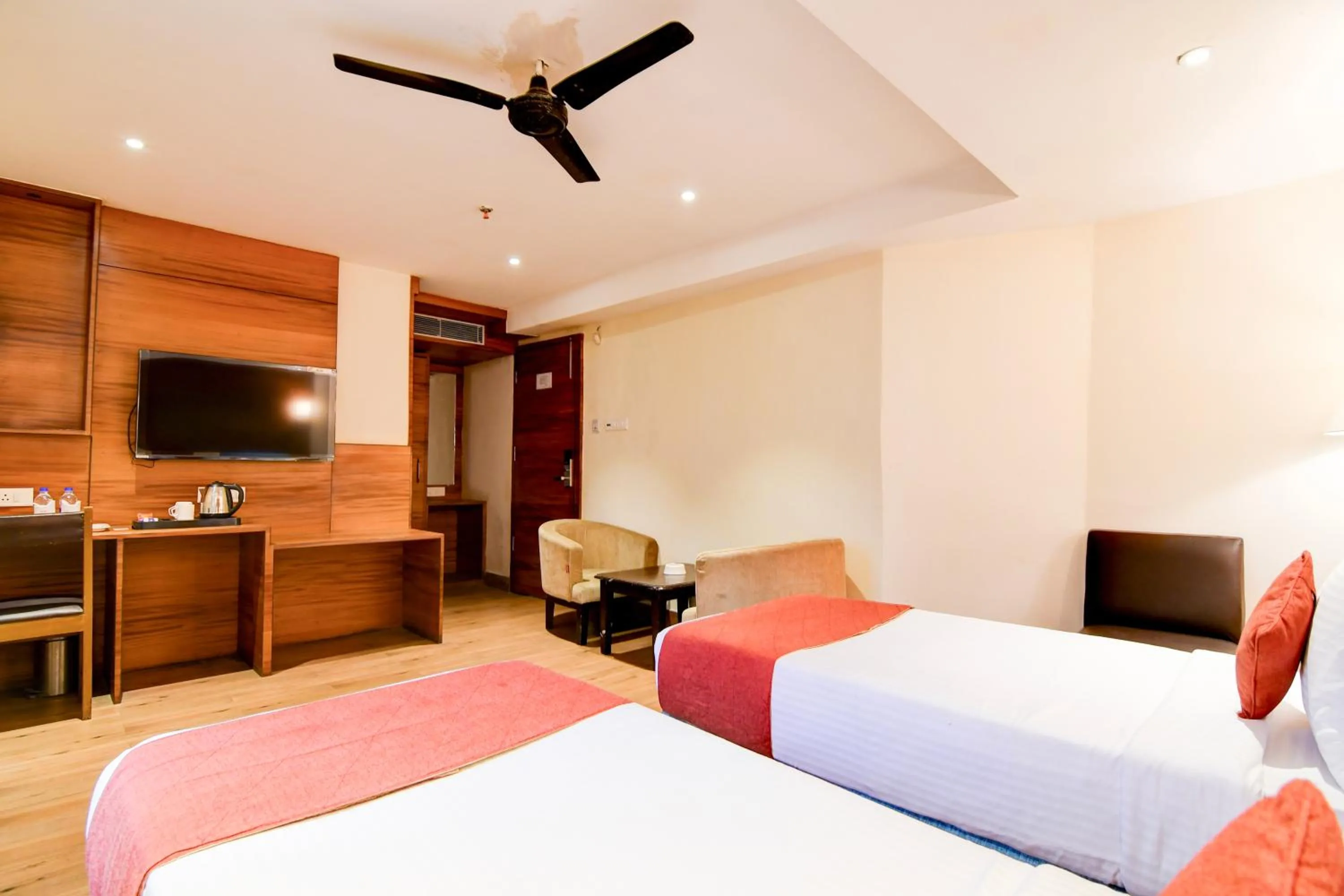 Photo of the whole room in Hotel King's Crown