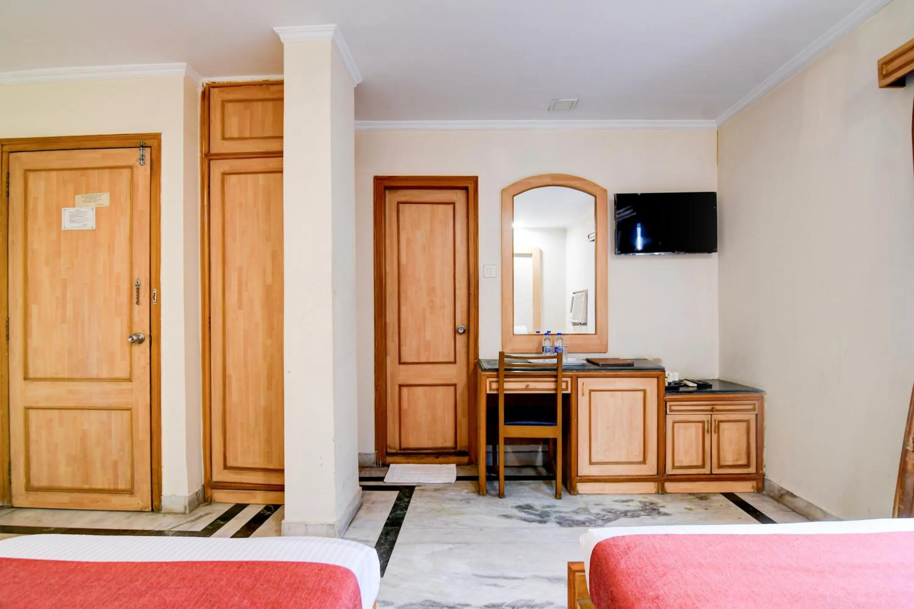 wardrobe in Hotel King's Crown