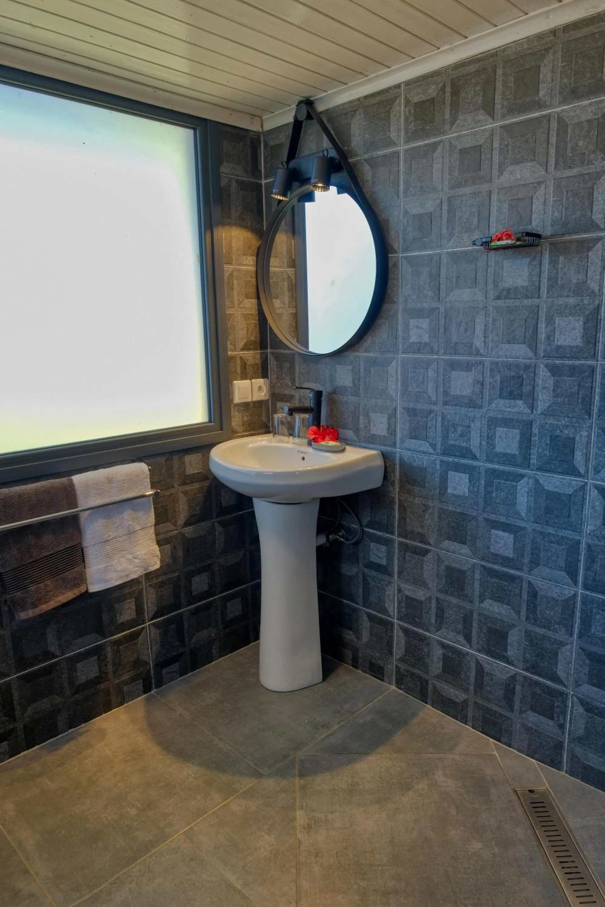Shower in Hôtel Villa Les Orchidées