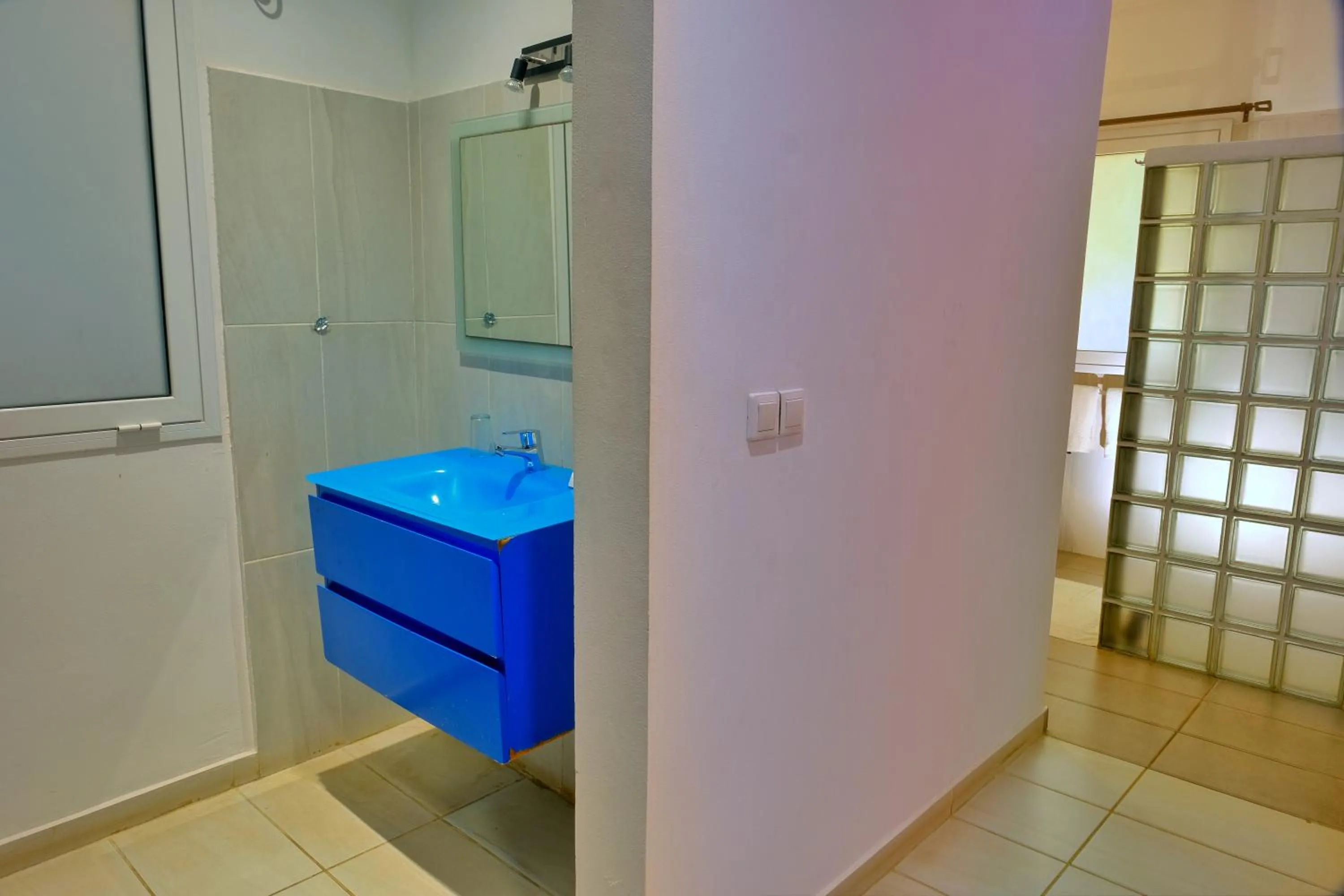 Shower in Hôtel Villa Les Orchidées