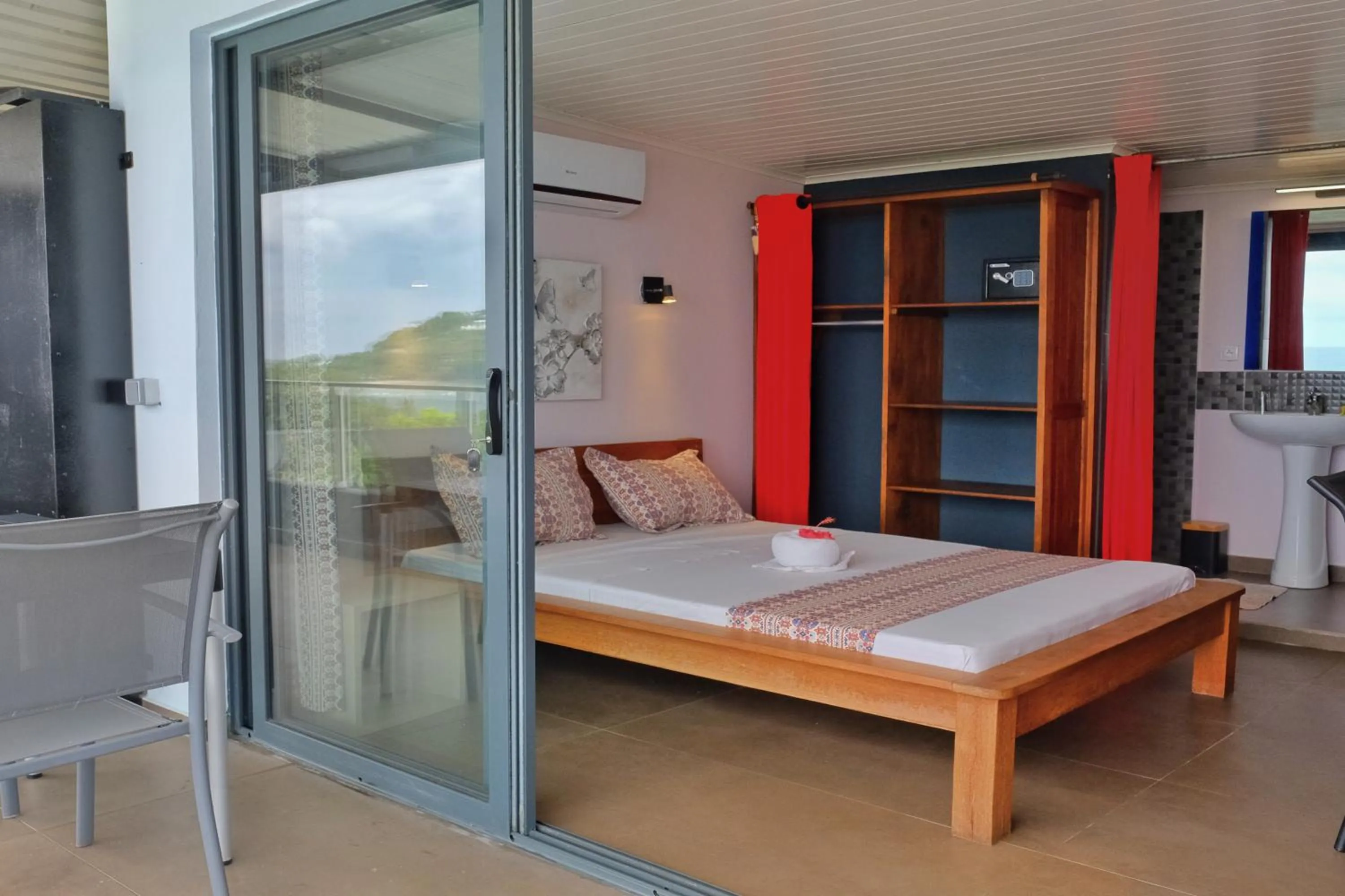 Patio, Bed in Hôtel Villa Les Orchidées
