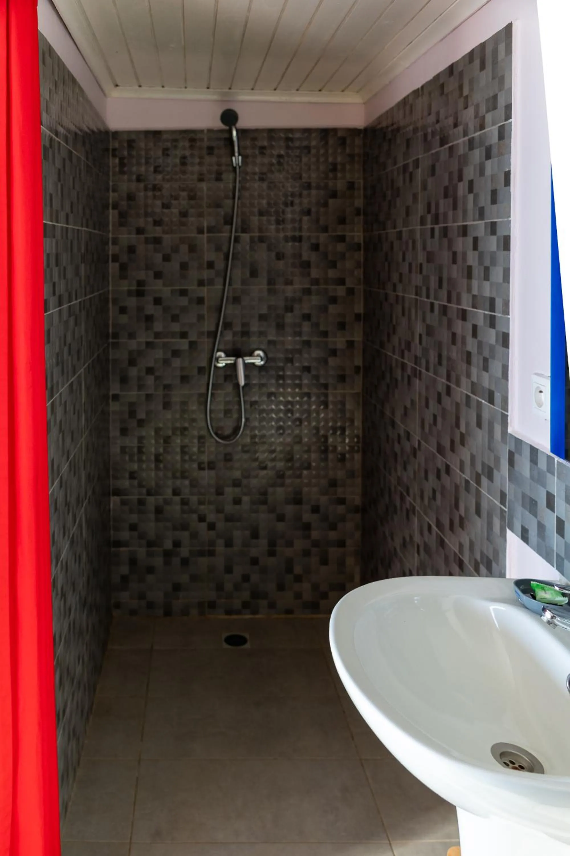 Shower in Hôtel Villa Les Orchidées