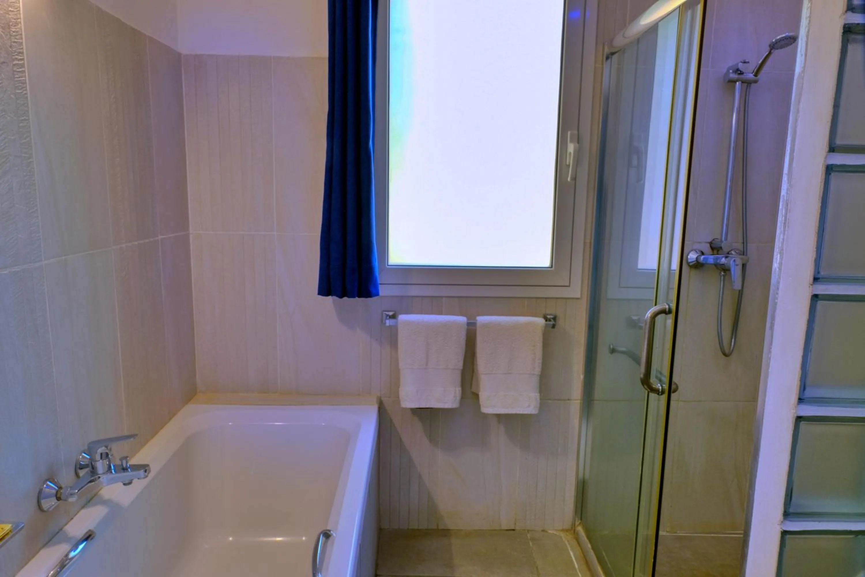 Shower in Hôtel Villa Les Orchidées