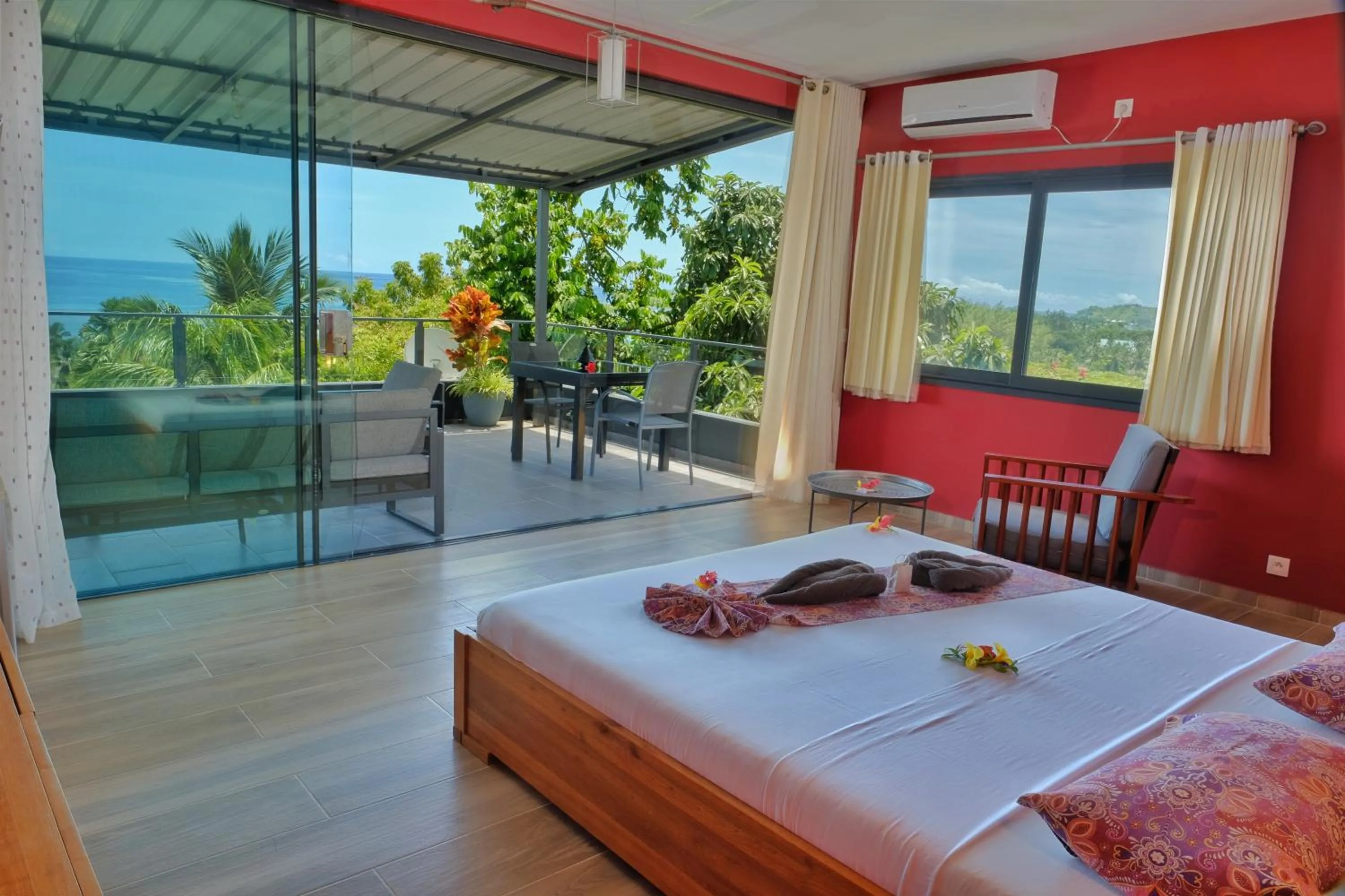 Patio, Bed in Hôtel Villa Les Orchidées