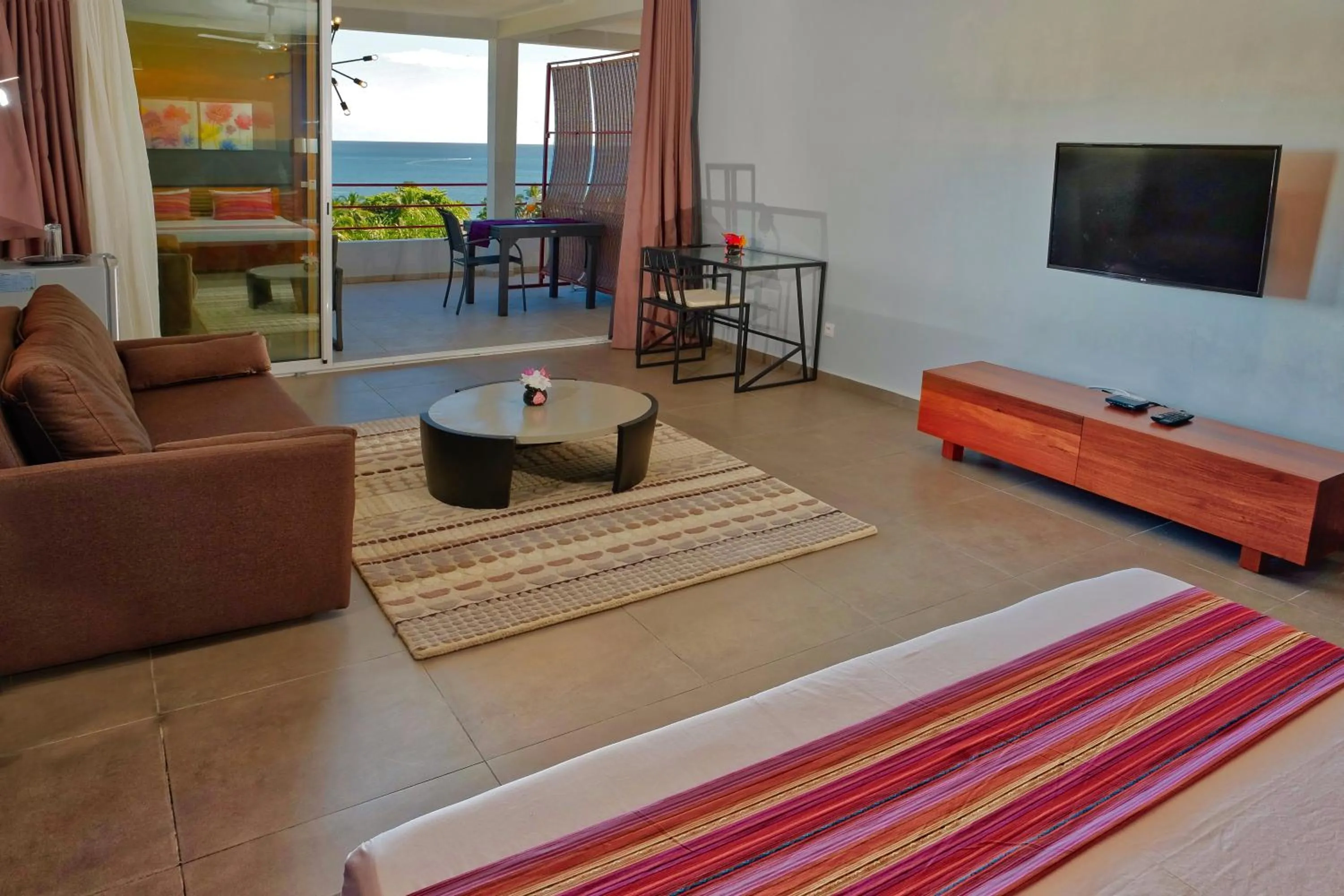 TV and multimedia in Hôtel Villa Les Orchidées