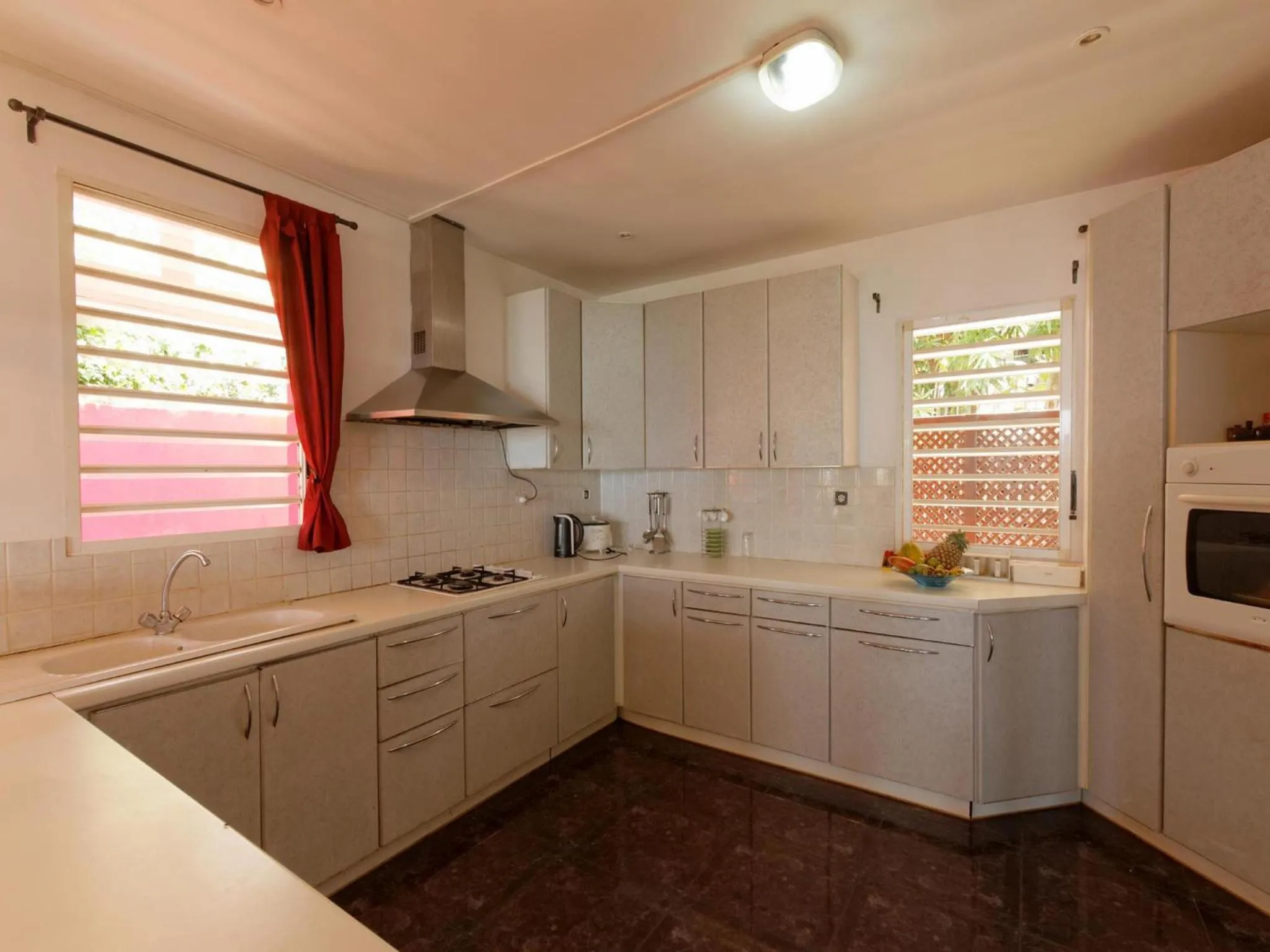 Communal kitchen in Hôtel Villa Les Orchidées