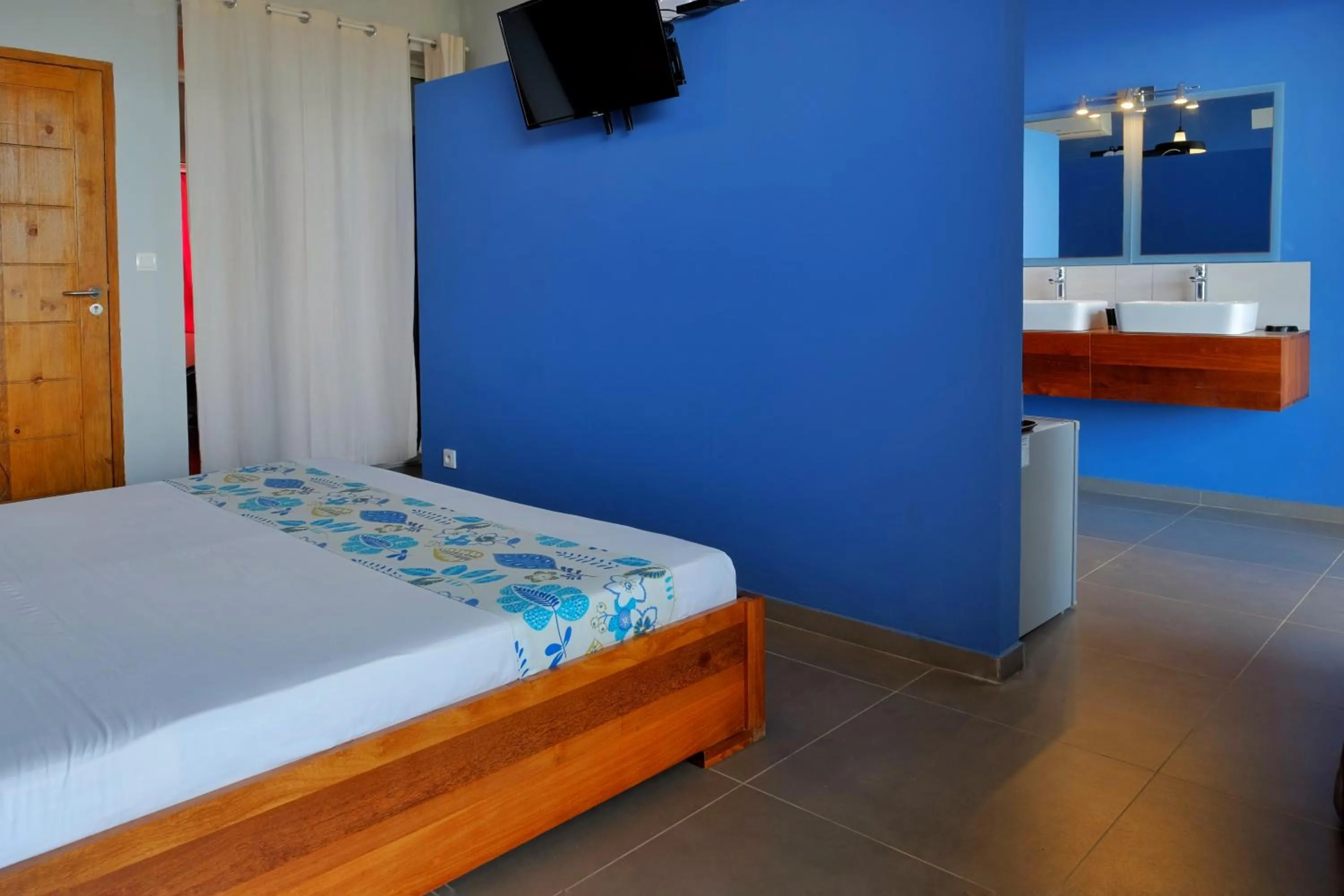Photo of the whole room, Bed in Hôtel Villa Les Orchidées