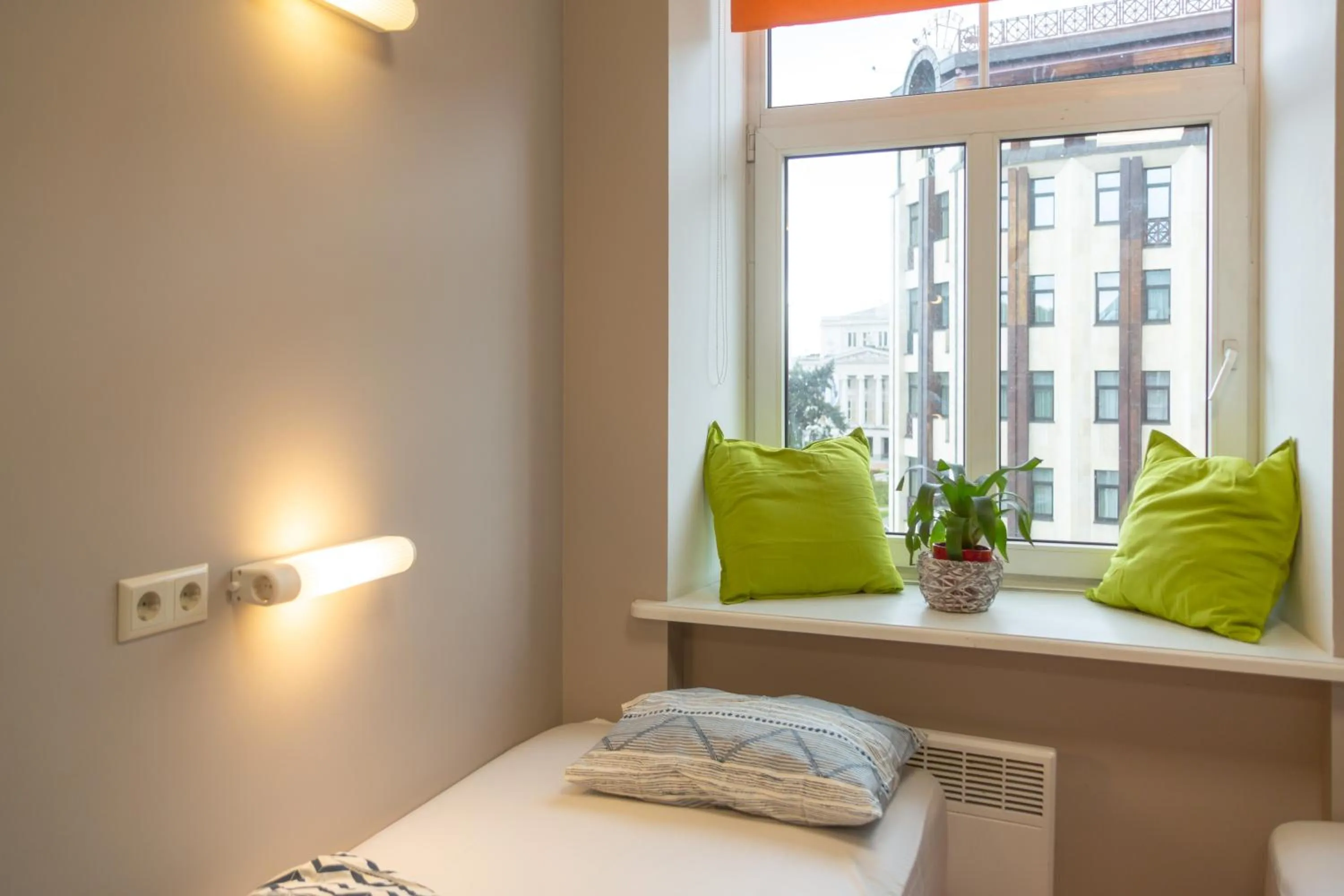 Family Room with Garden View in Liberty Airy