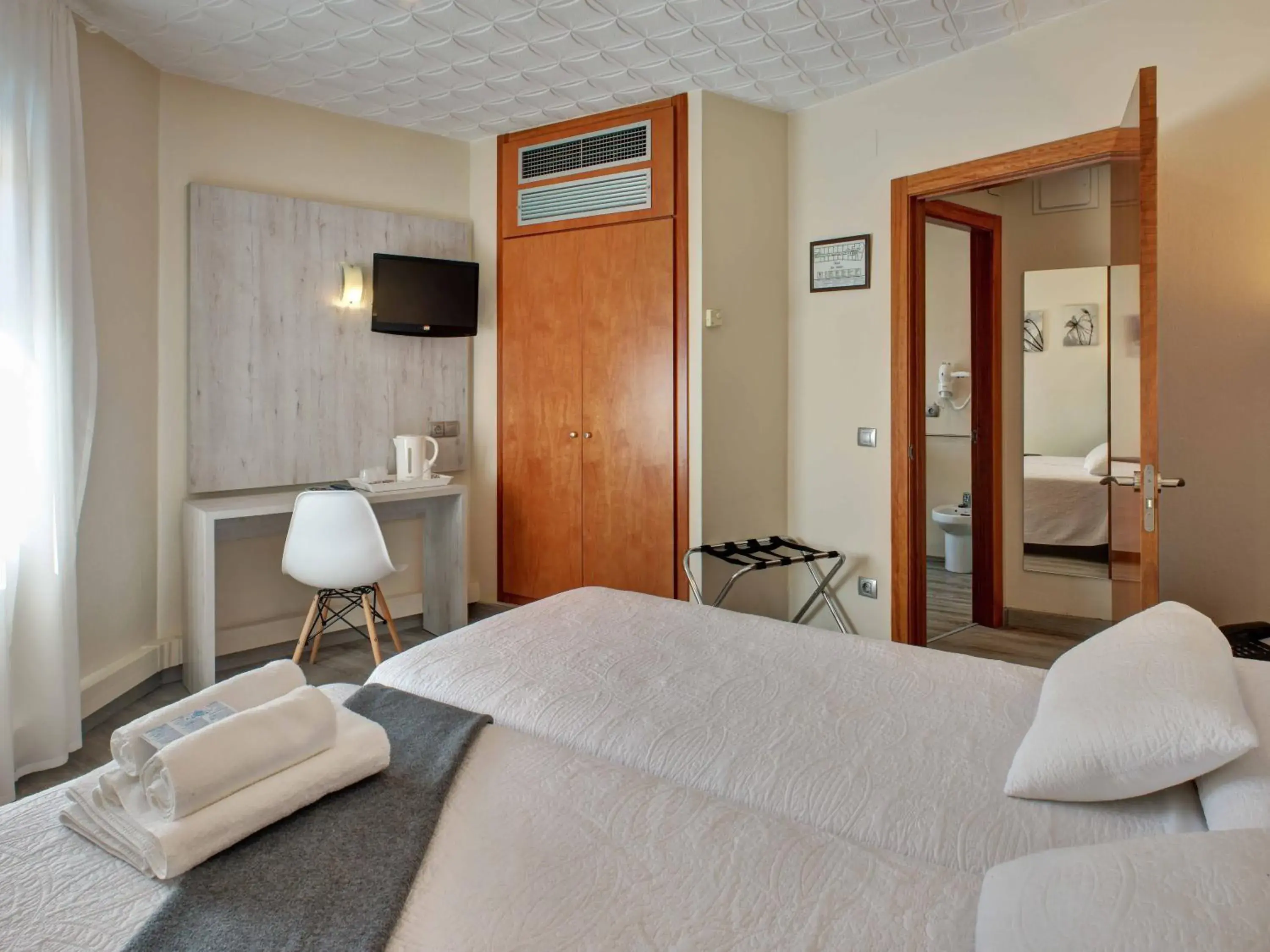 Single Room in Hotel Los Angeles Single Room in Hotel Los Angeles