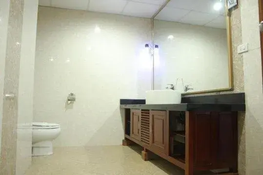 Triple Room in Beijing Hotel Vinh - by BAY LUXURY Triple Room in Beijing Hotel Vinh - by BAY LUXURY