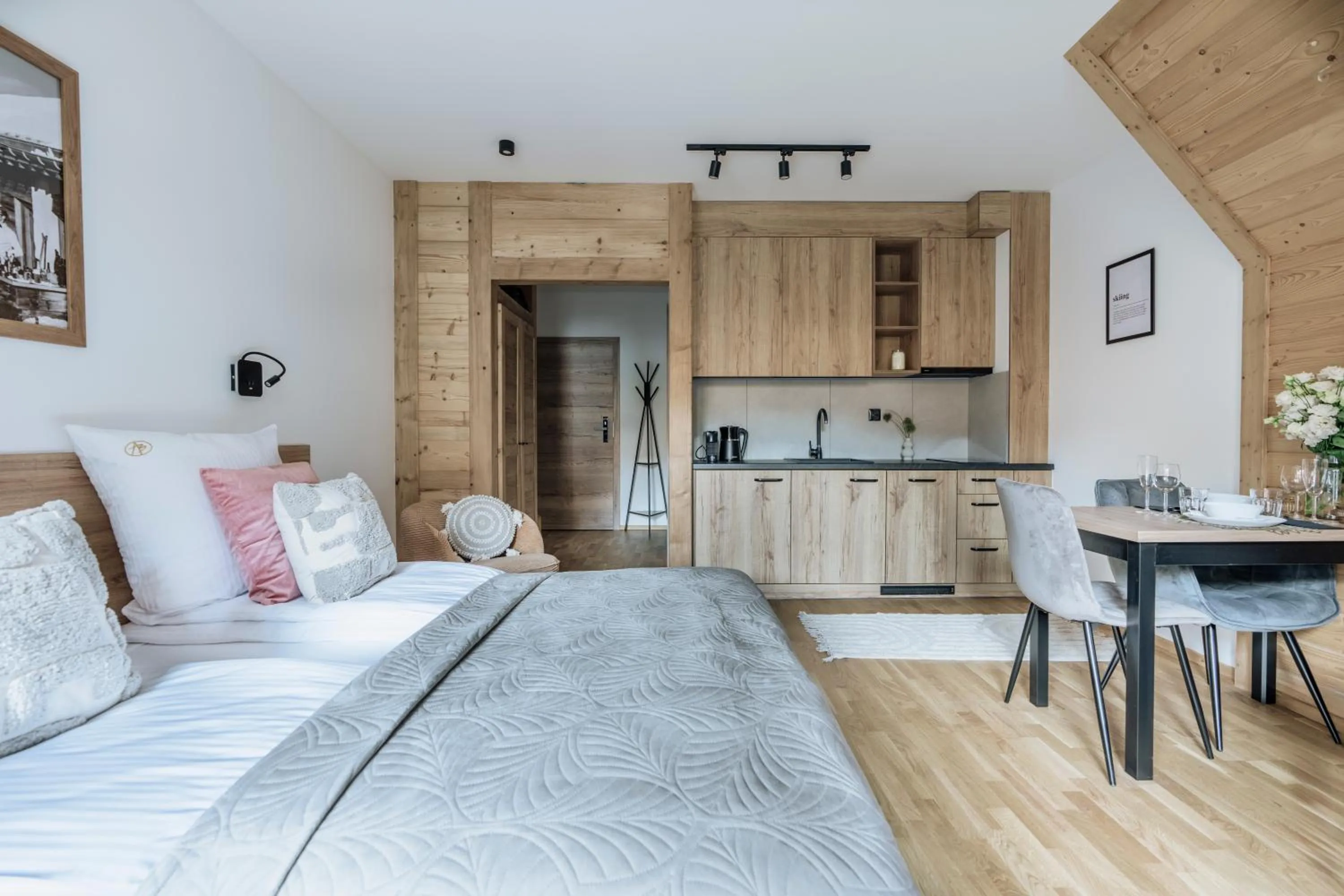 Kitchen or kitchenette, Bed in Apres Ski Bachleda - LoftAffair Collection