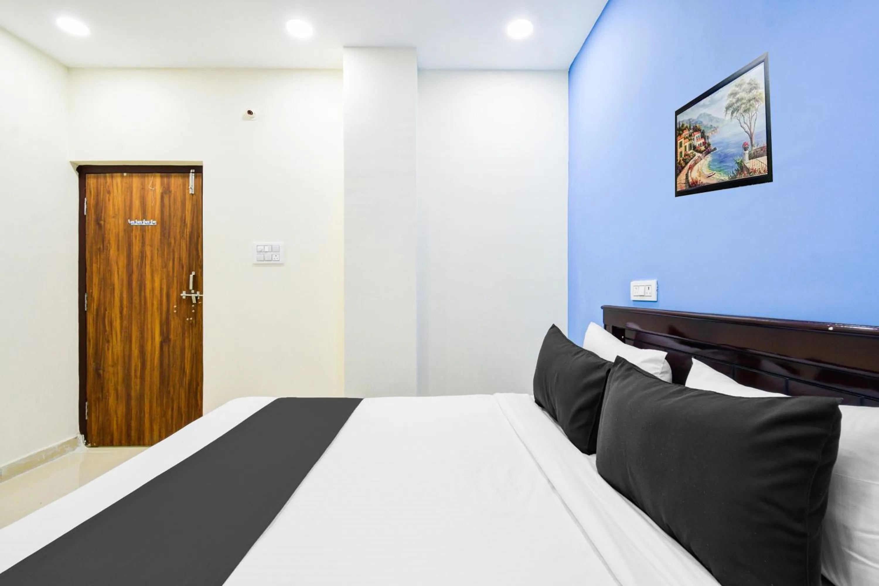Bedroom, Bed in Hotel O by OYO Royal Stay Luxury Rooms