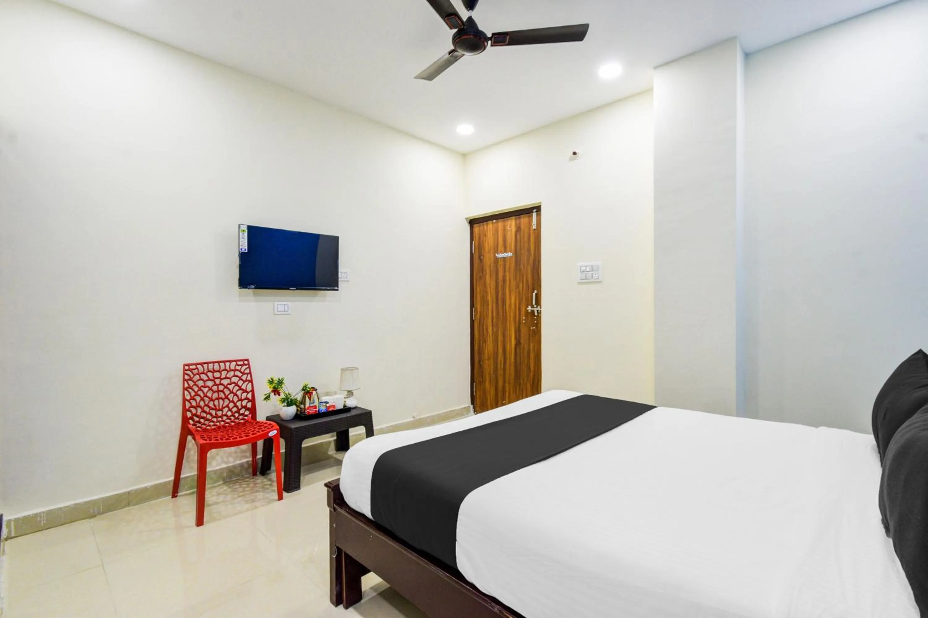 Bedroom, Bed in Hotel O by OYO Royal Stay Luxury Rooms