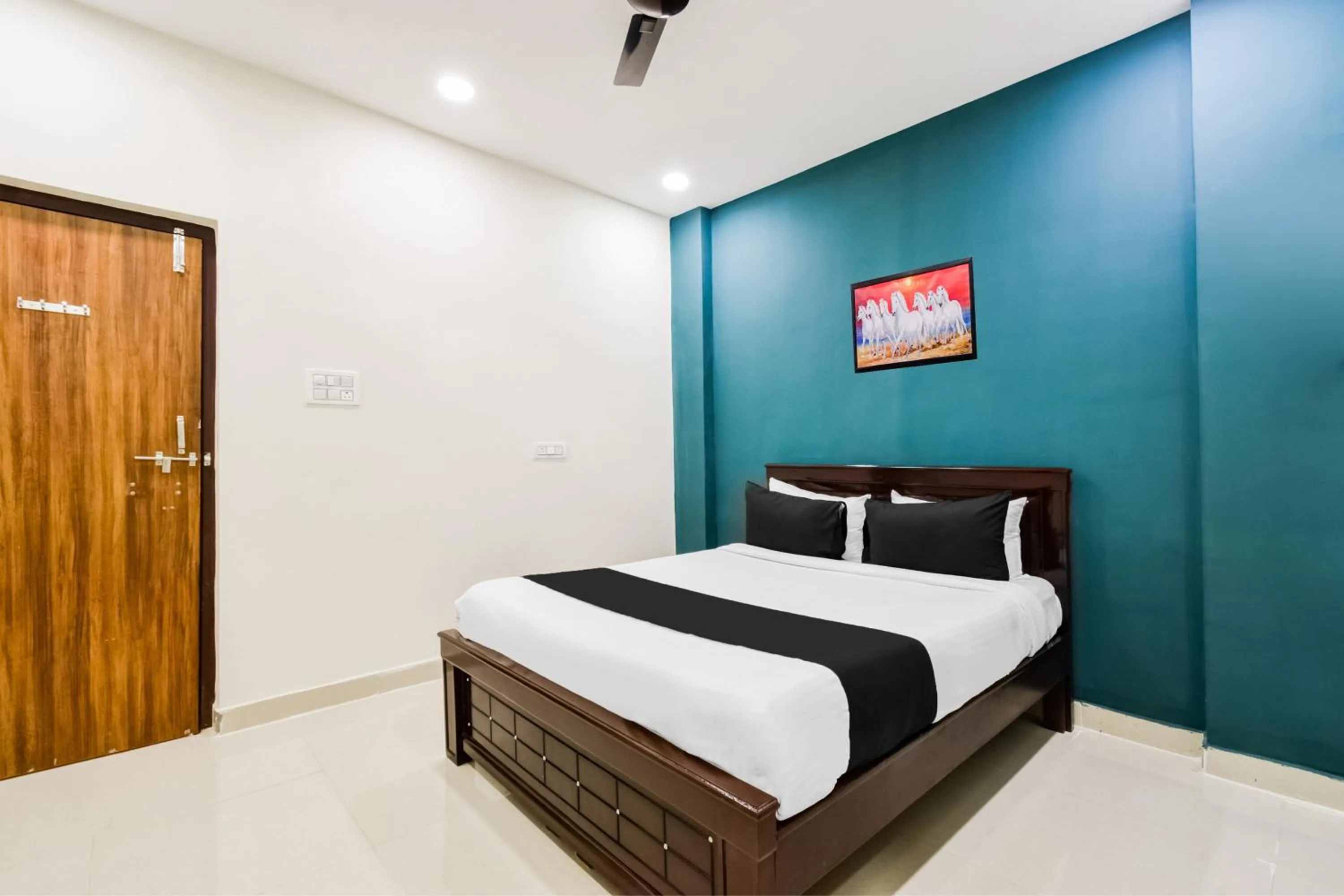 Bedroom, Bed in Hotel O by OYO Royal Stay Luxury Rooms