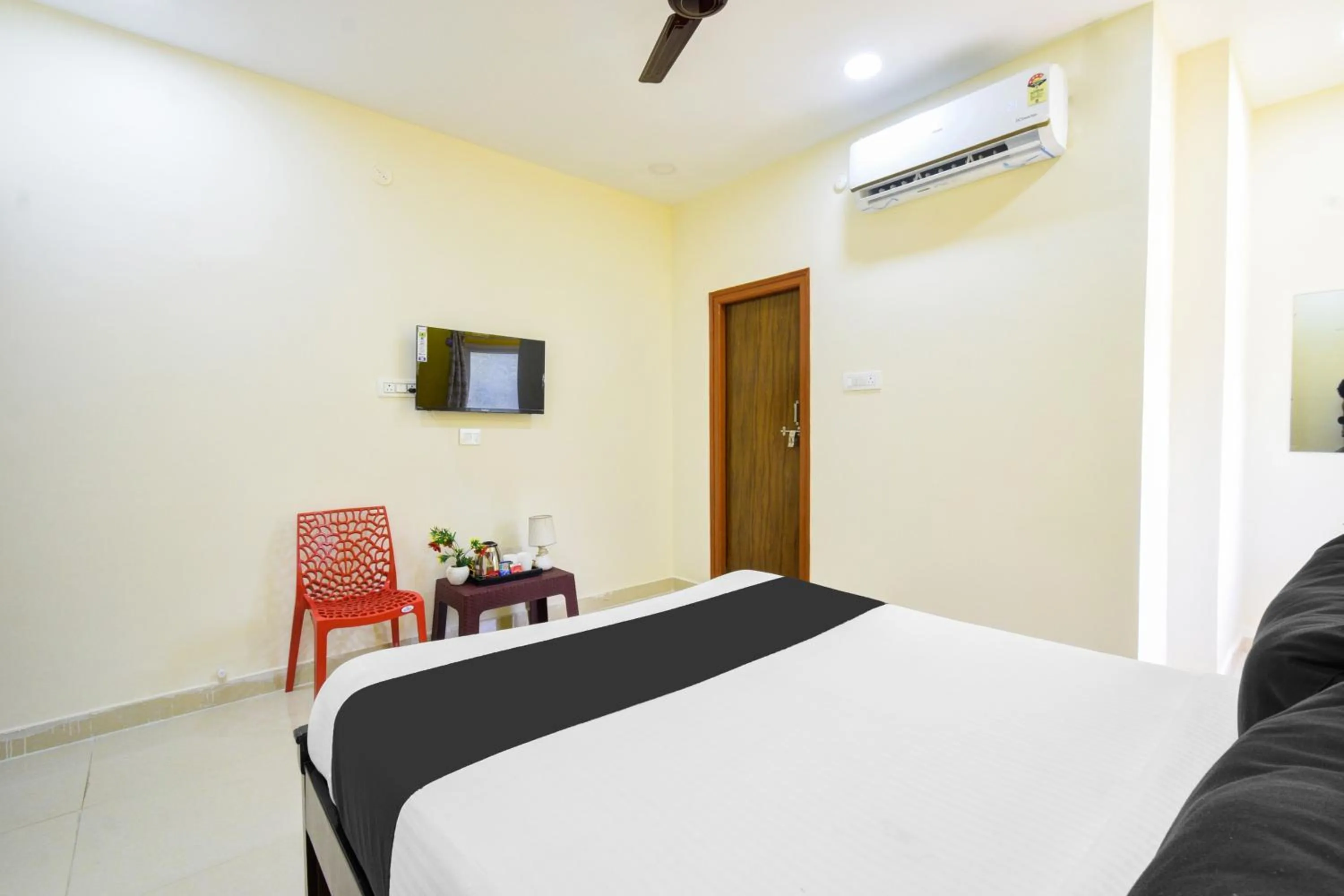 Bedroom, Bed in Hotel O by OYO Royal Stay Luxury Rooms
