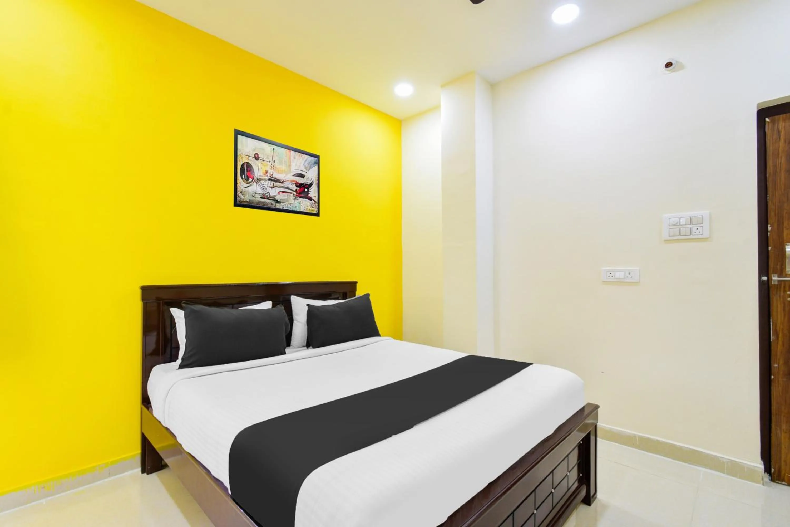 Lobby or reception, Bed in Hotel O by OYO Royal Stay Luxury Rooms