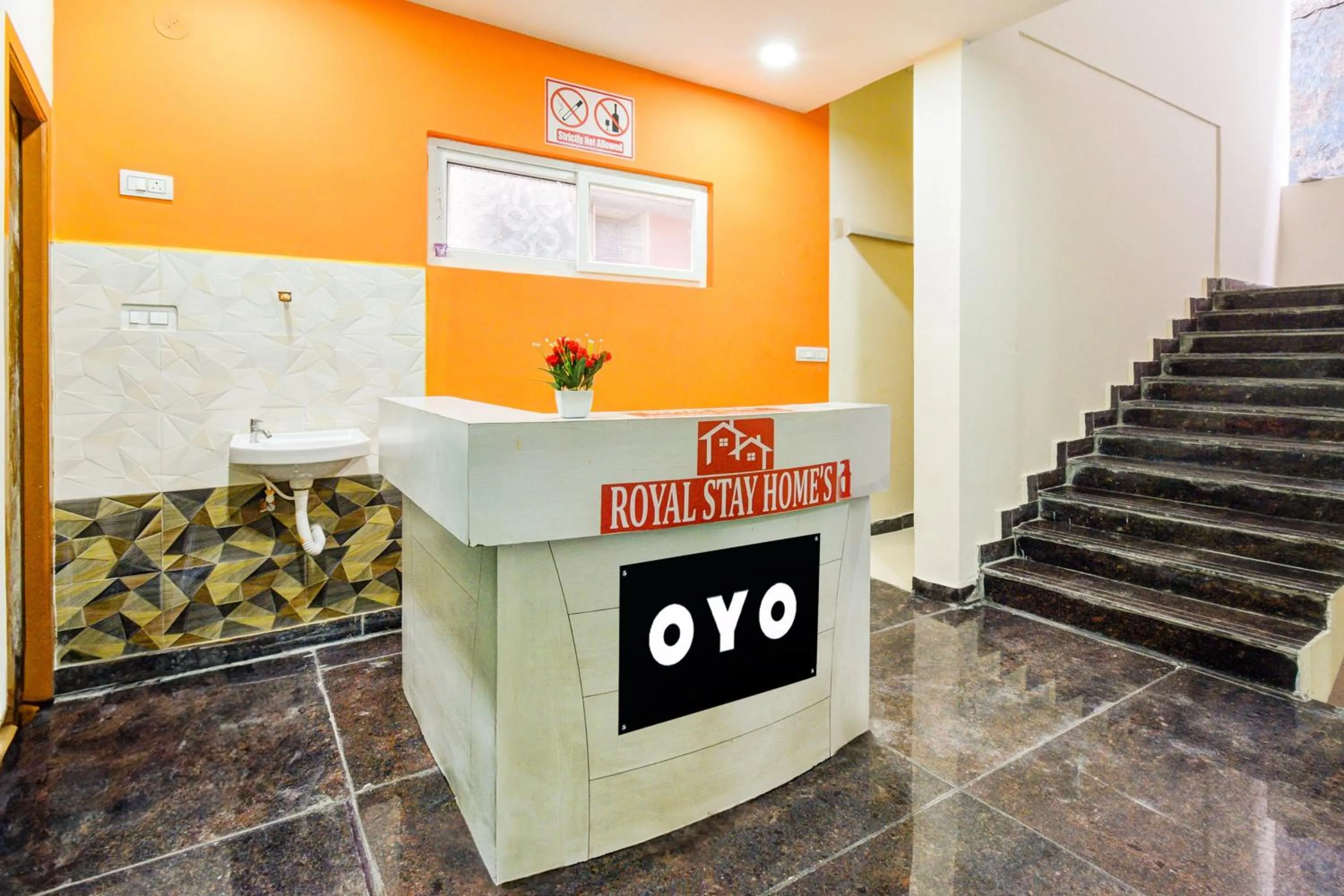 Lobby or reception in Hotel O by OYO Royal Stay Luxury Rooms