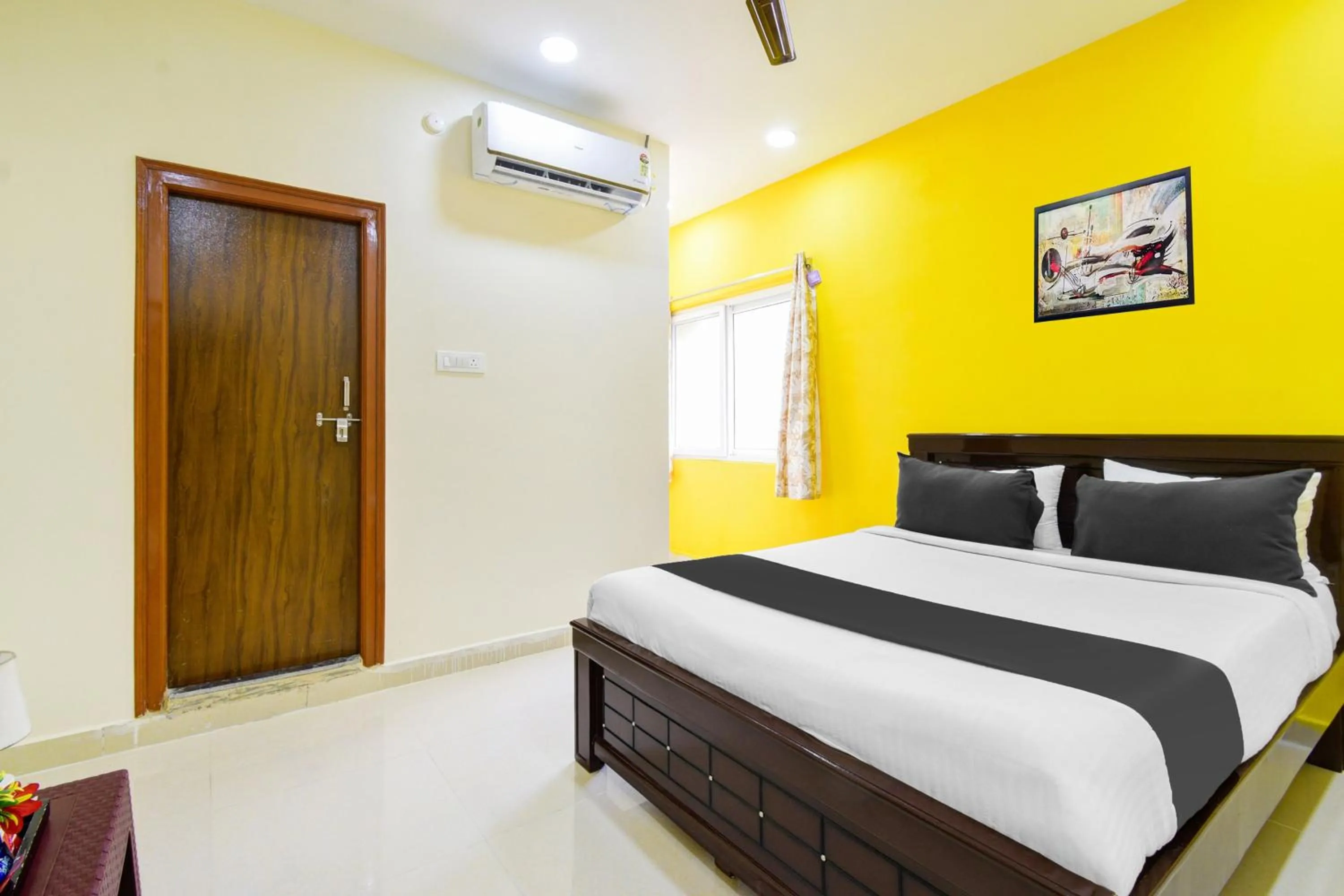 Facade/entrance, Bed in Hotel O by OYO Royal Stay Luxury Rooms