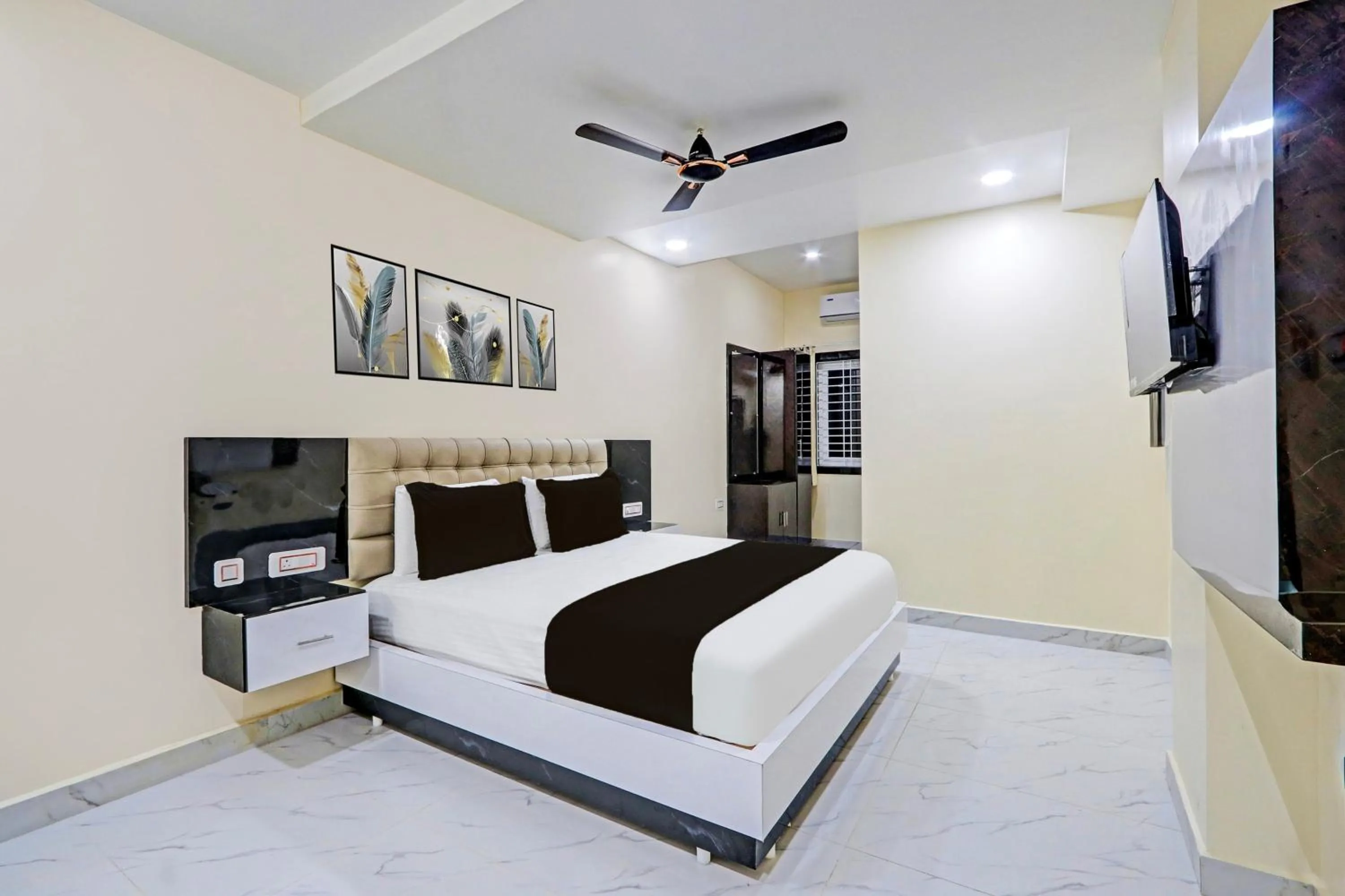 Bedroom in Super Hotel O SRI VISHNU RESIDENCY