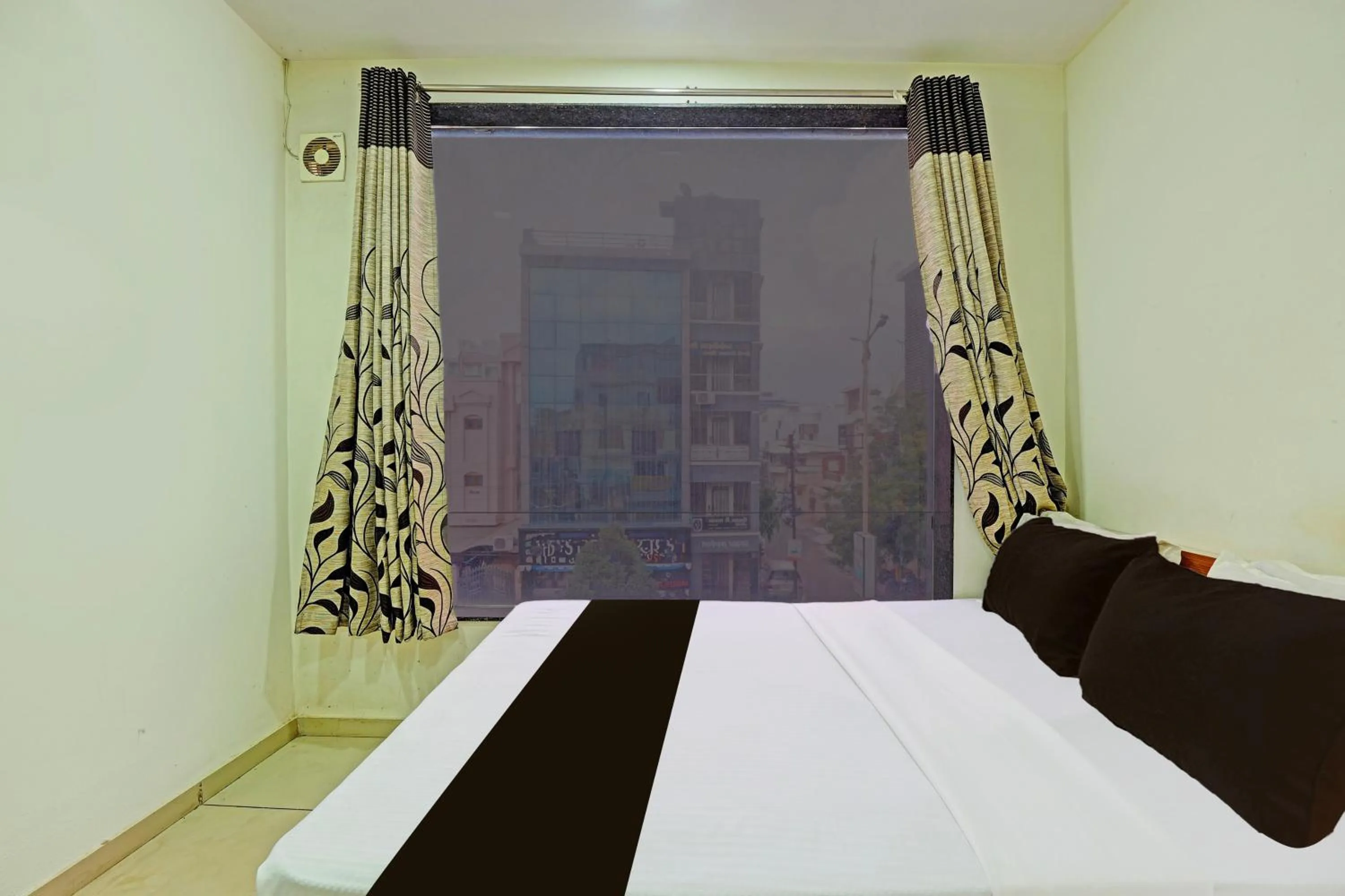 Bedroom, Bed in hotel O kalyan