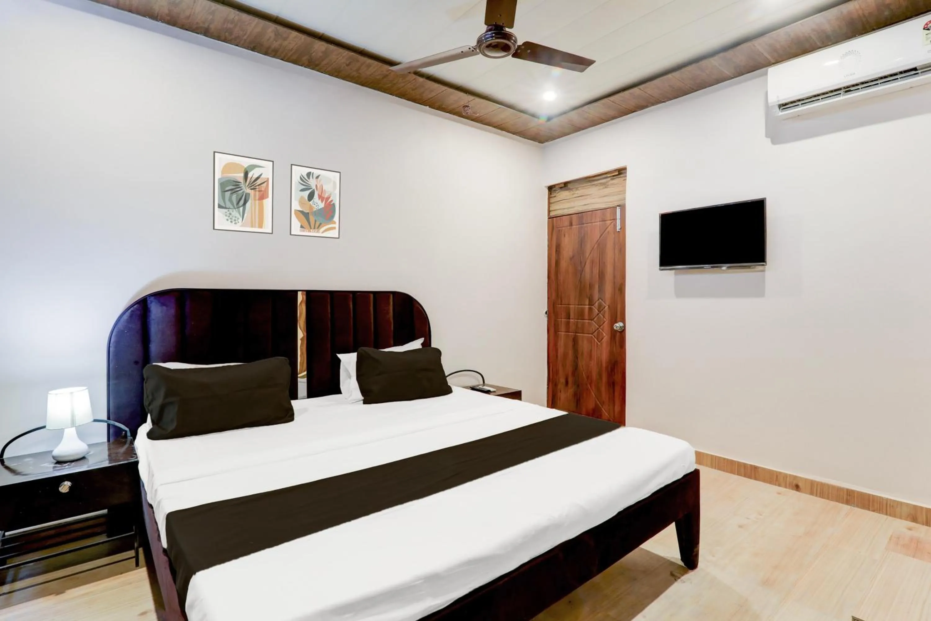 Bedroom, Bed in Super Hotel O Aastha Inn