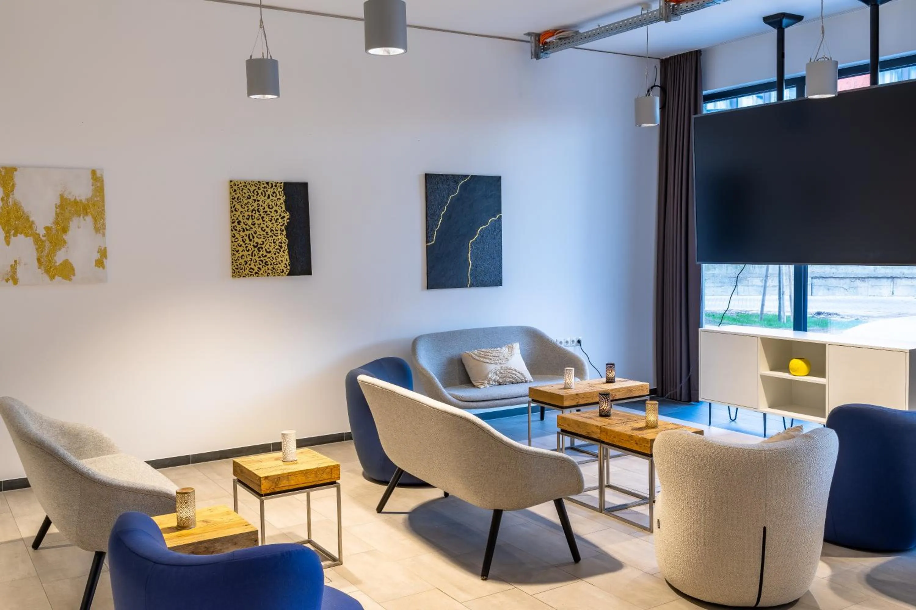 Communal lounge/ TV room in MASEVEN Frankfurt Messe