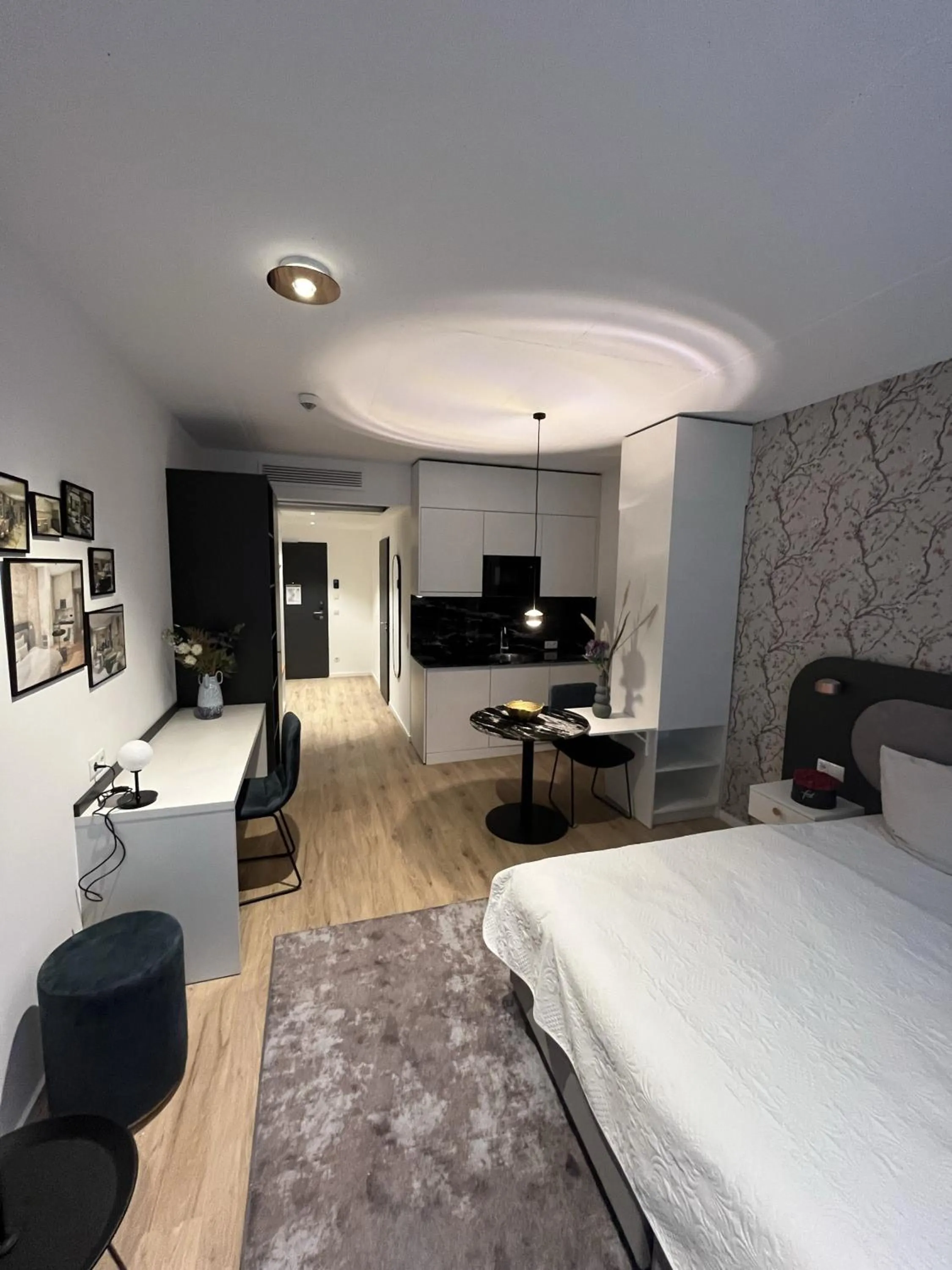 Photo of the whole room, Bed in MASEVEN Frankfurt Messe