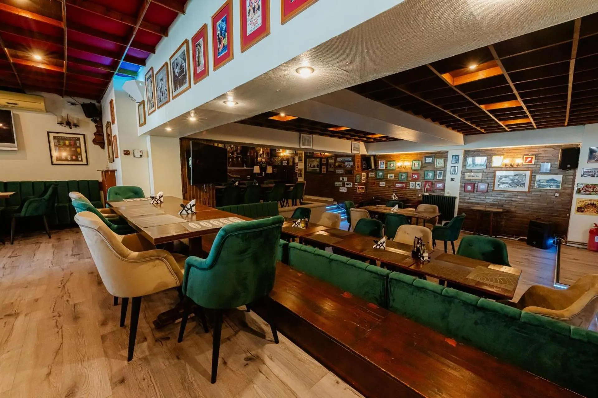 Restaurant/places to eat in Hotel Sport B90