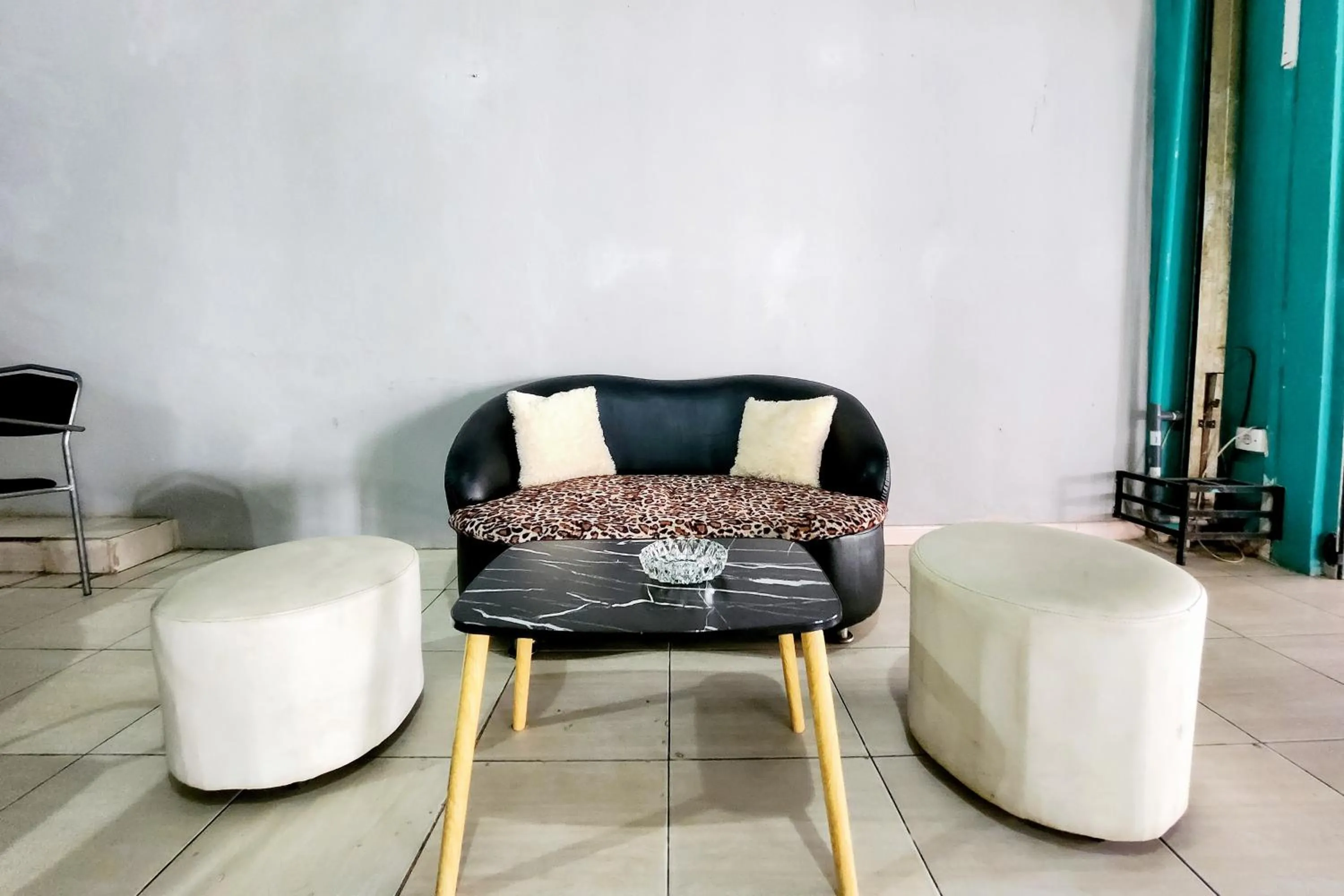 Seating area in RedDoorz at Marina City Waterfront