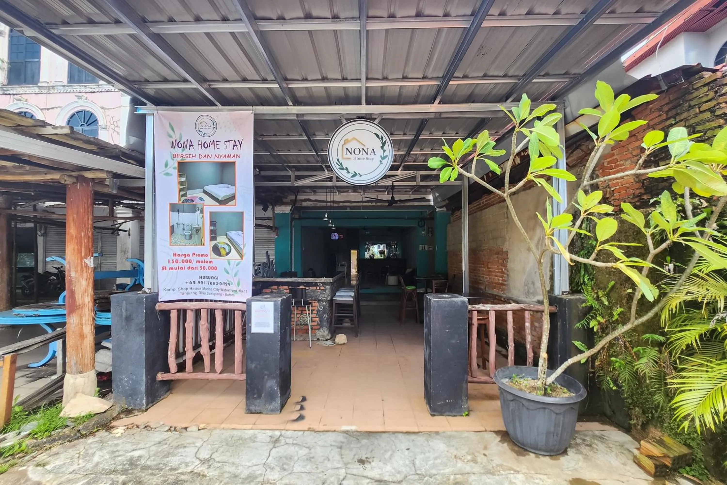 Facade/entrance in RedDoorz at Marina City Waterfront