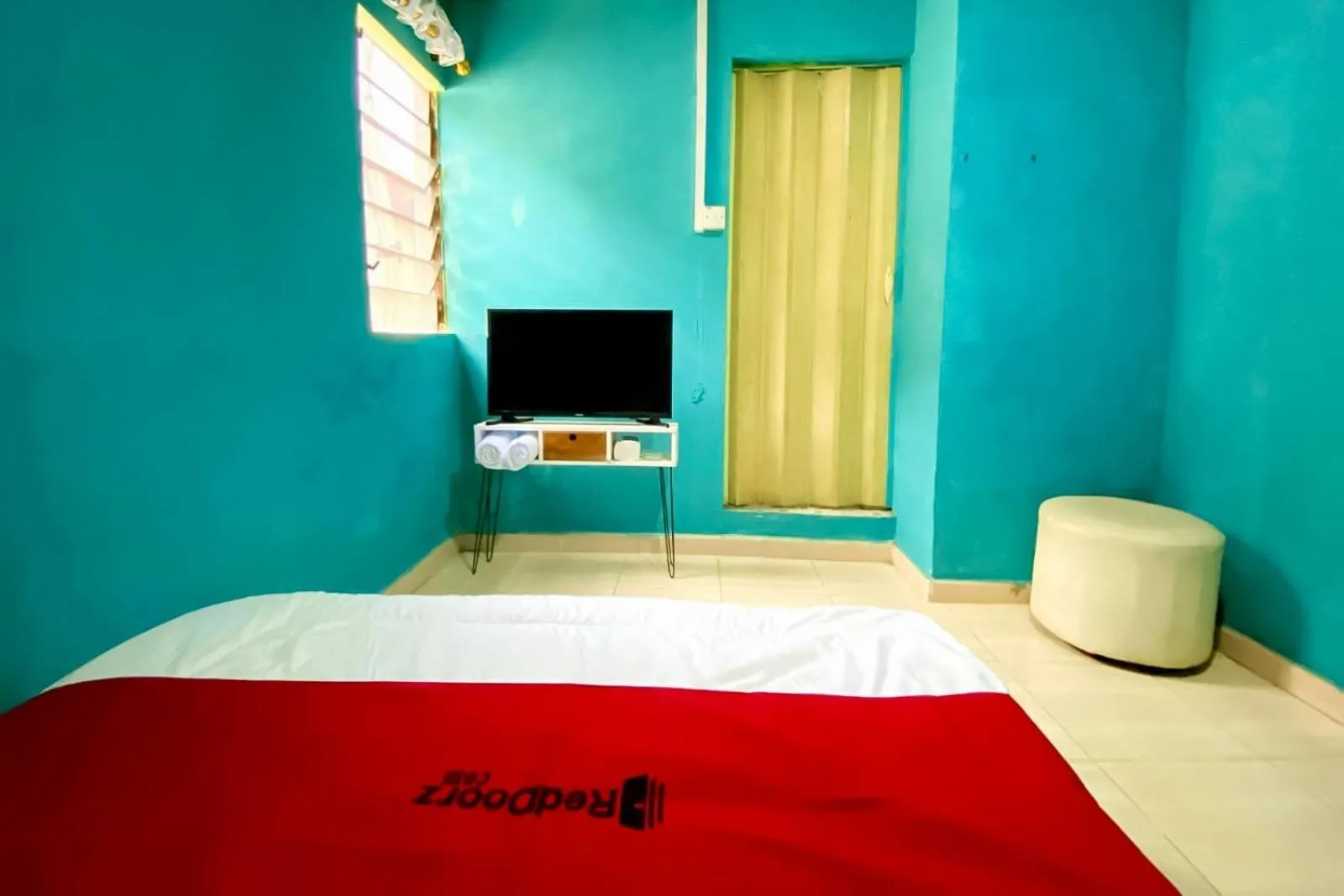 Bedroom, Bed in RedDoorz at Marina City Waterfront