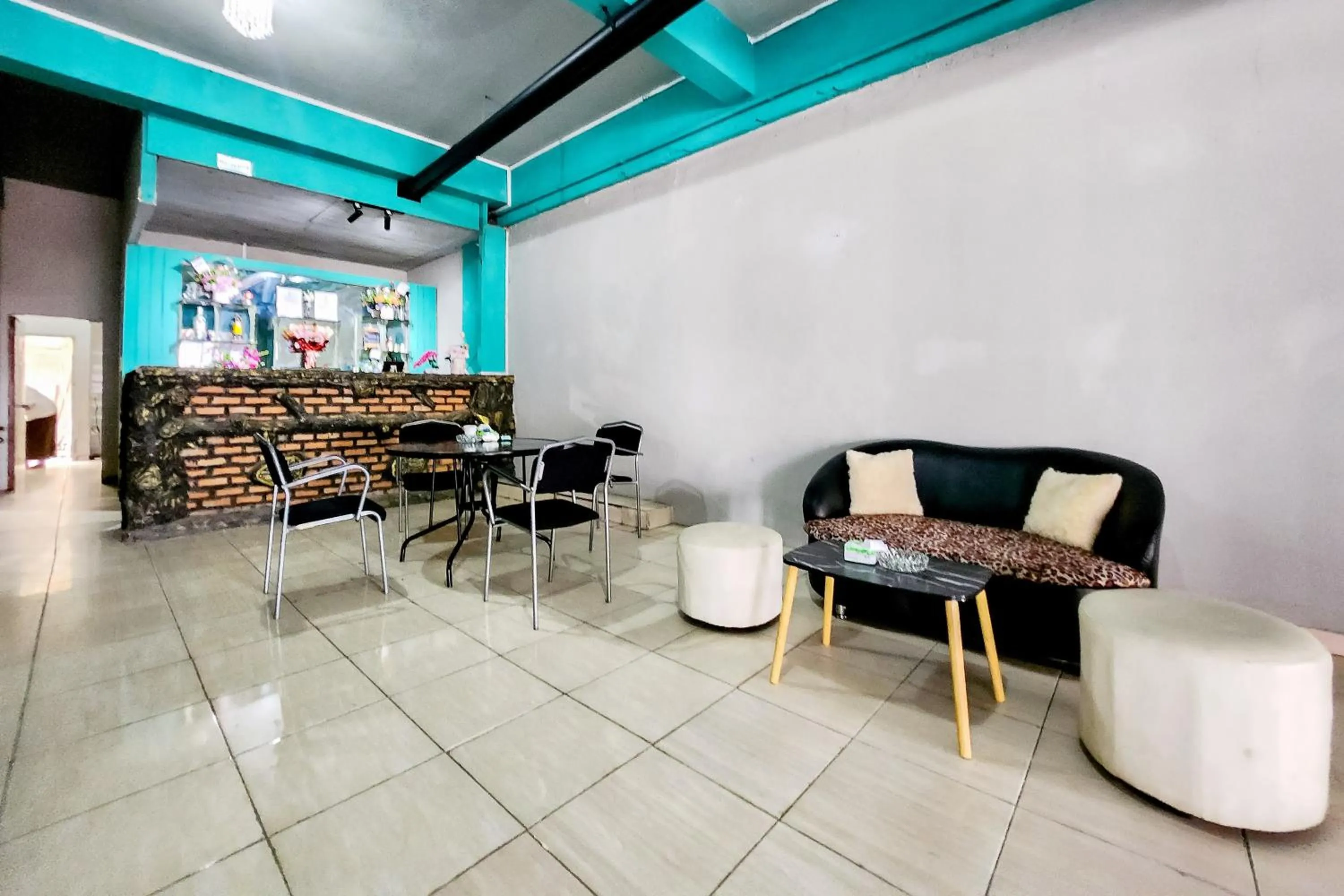 Lobby or reception in RedDoorz at Marina City Waterfront