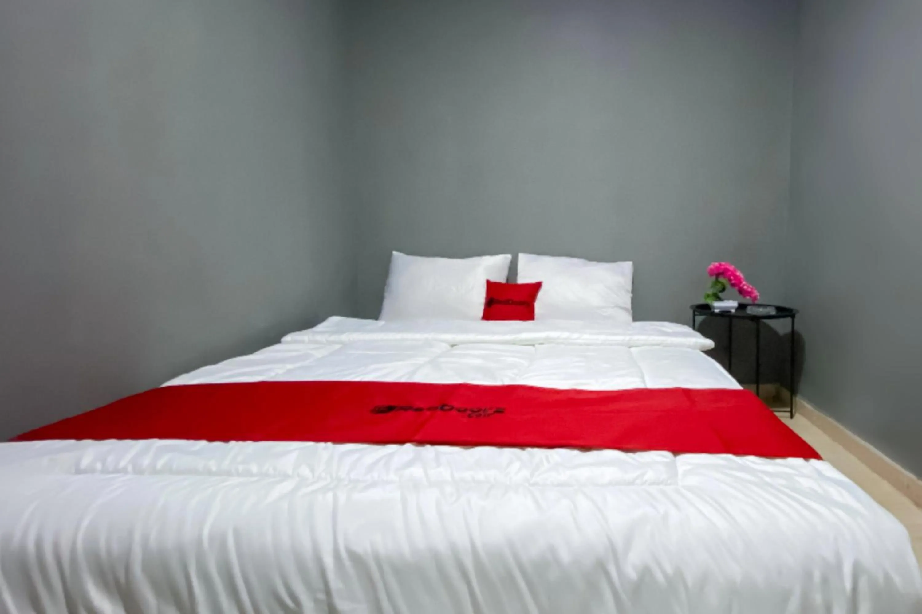 Bedroom, Bed in RedDoorz at Marina City Waterfront